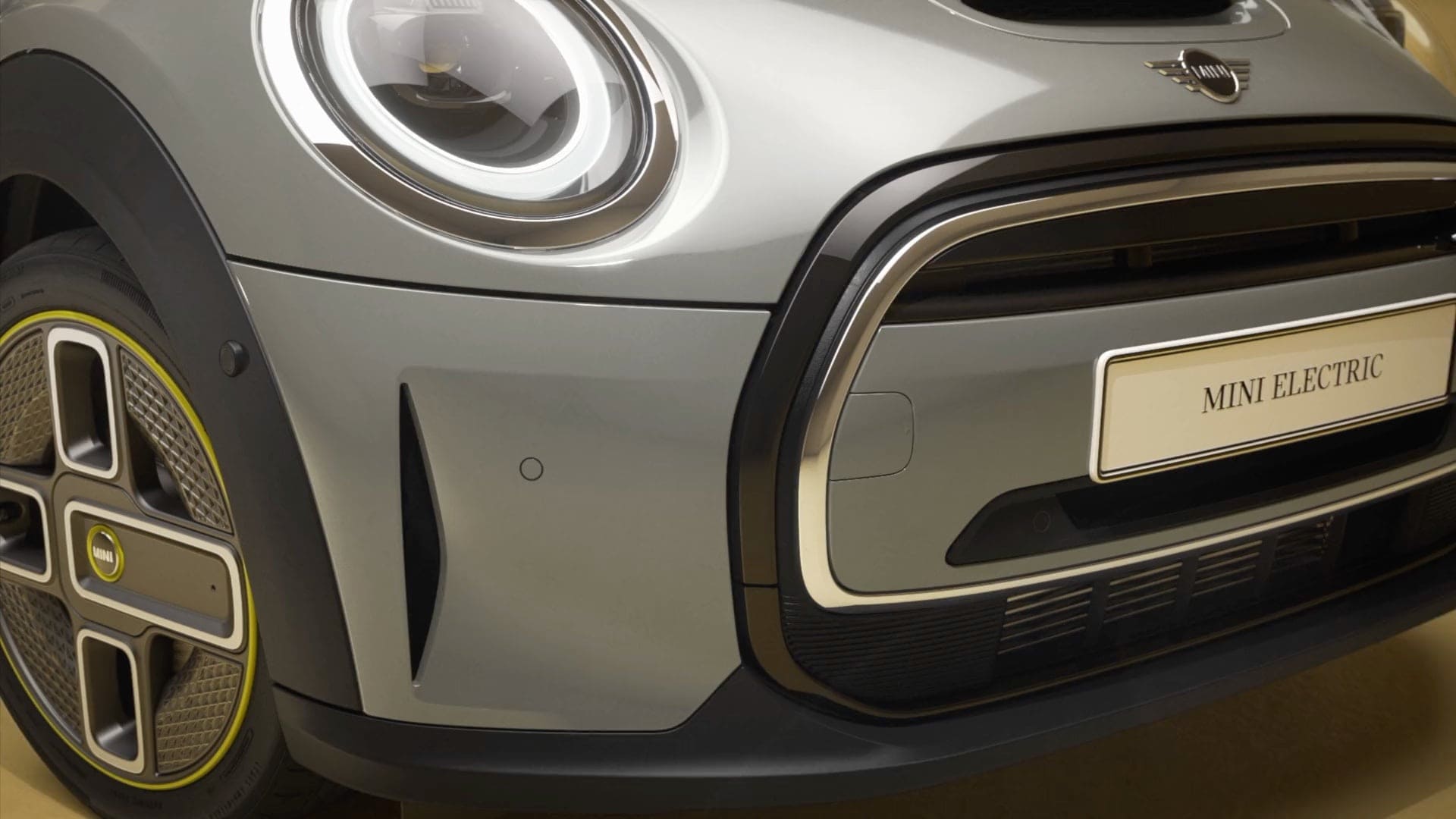 Trīsdurvju MINI Cooper SE – pilnībā elektrisks MINI – sānskats, Silver krāsa
