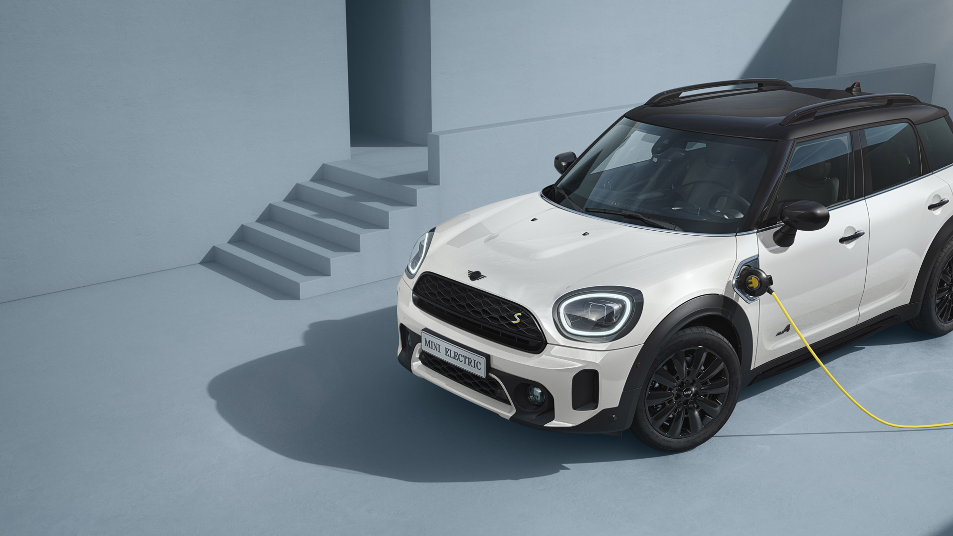 MINI Countryman plug-In hibrīdauto – sānskats – Silver un Yellow krāsa