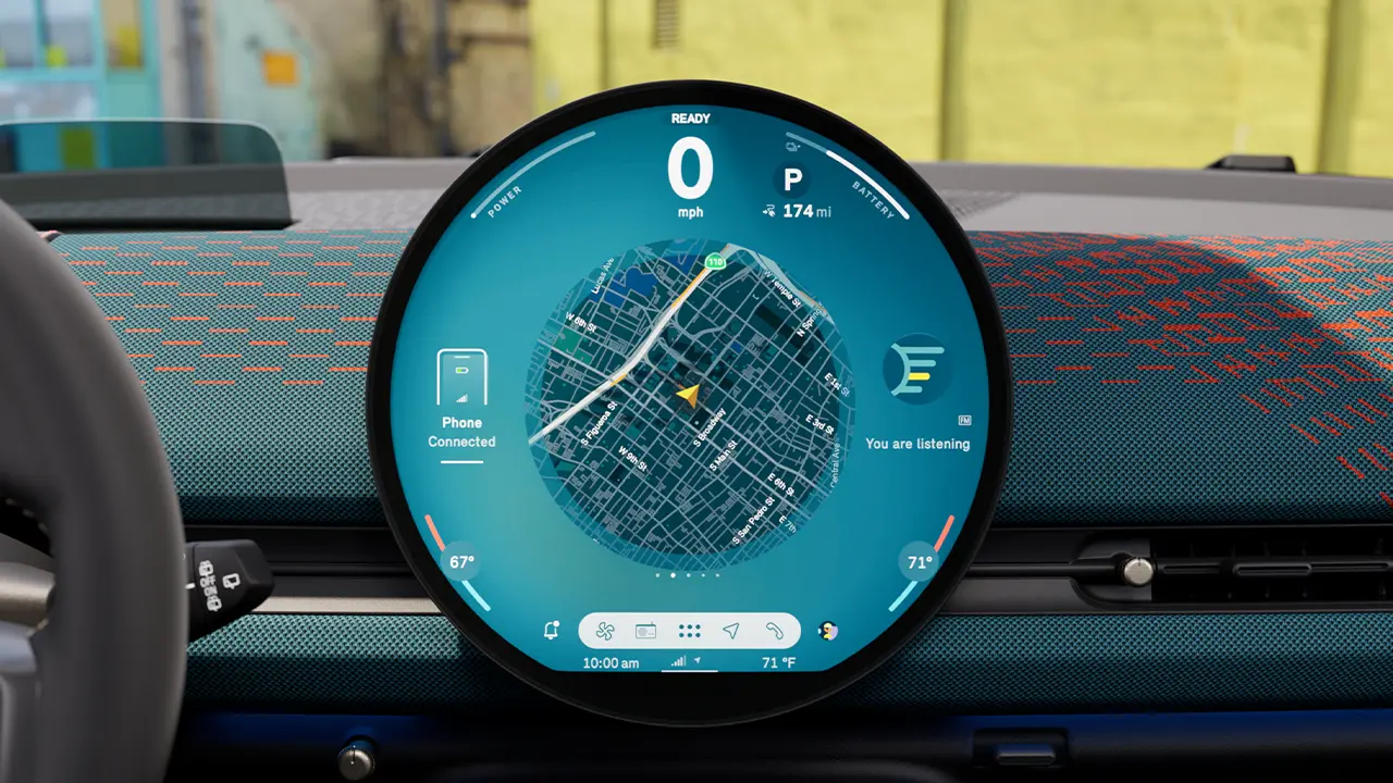 Tuvplāns ar gaiši zilo centrālo instrumentu paneli, kurā aktivizēta navigācijas karte