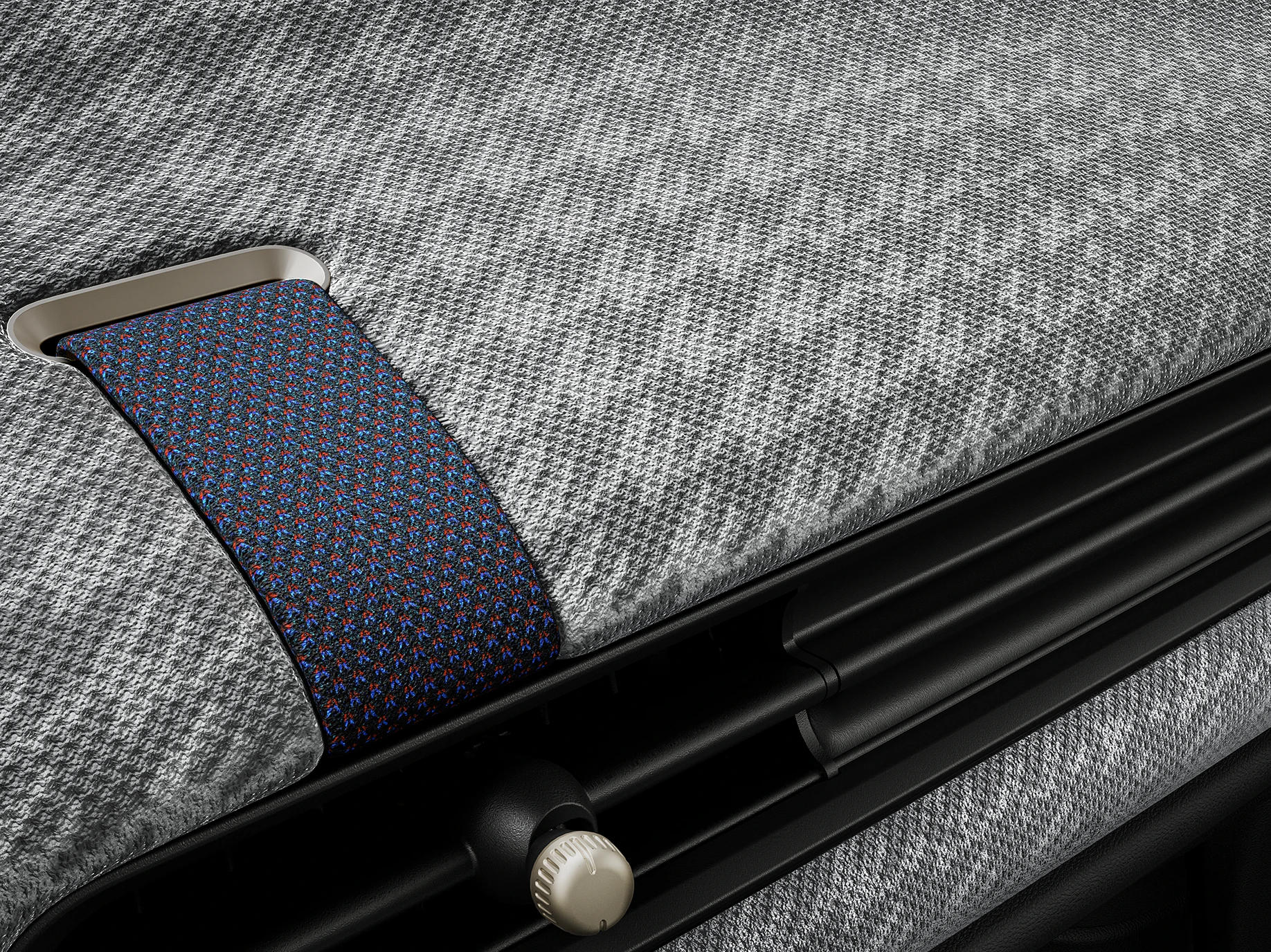 Pietuvināts skats uz instrumentu paneli ar divdimensiju adījumu MINI Cooper iekšpusē.