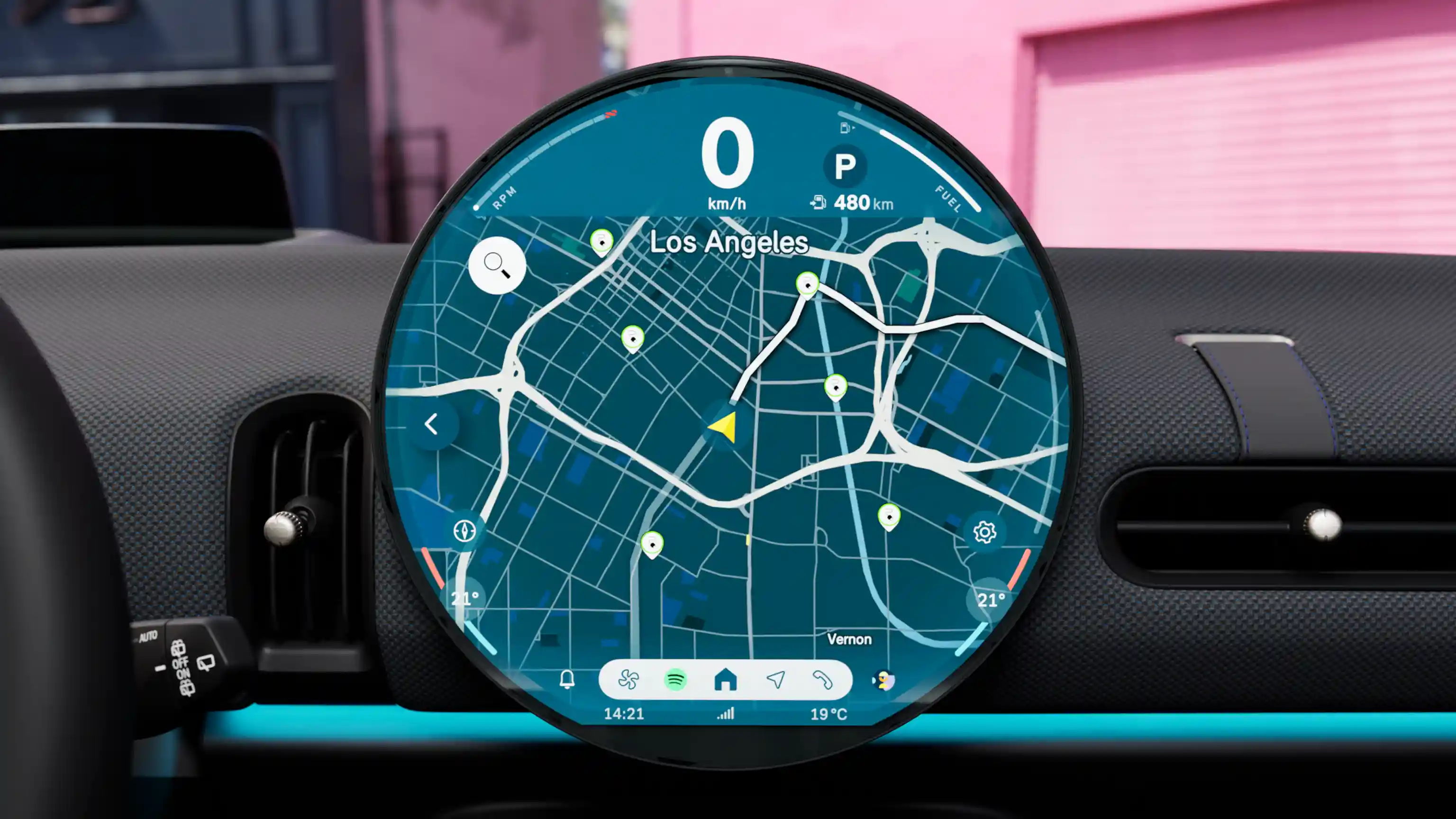 Video ar MINI Cooper displeju, kurā redzama navigācija un vadības elementi