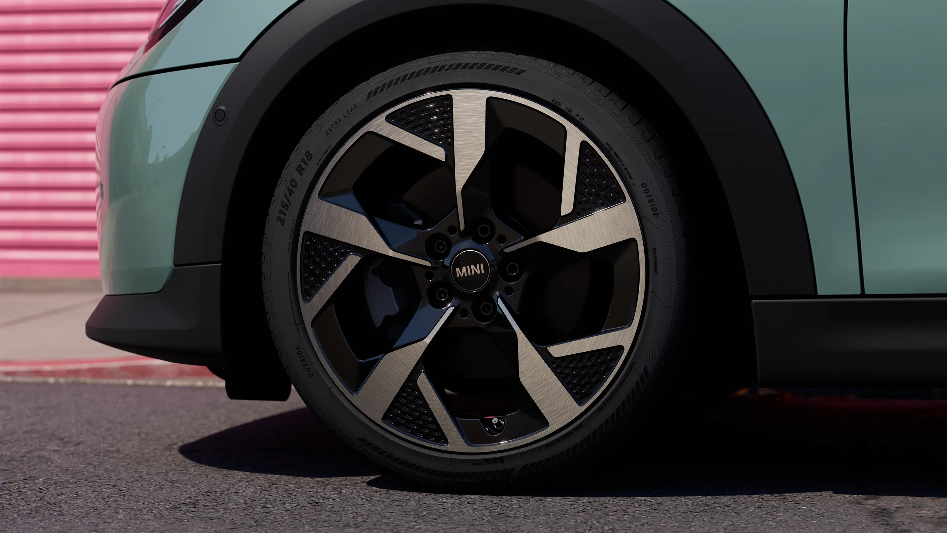 Video ar rotējošu MINI Cooper Slide Spoke disku