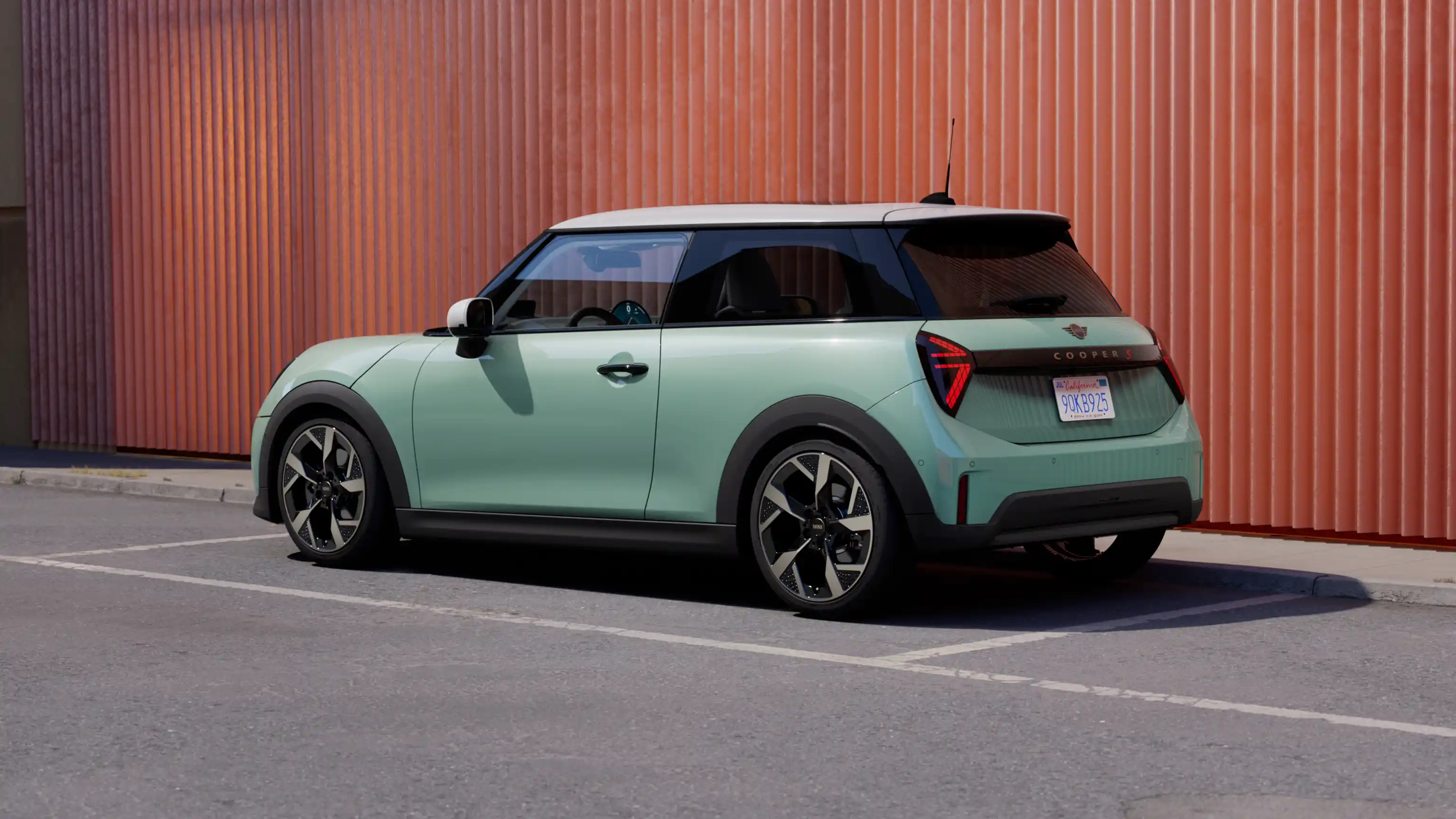 Trīsdurvju MINI Cooper – aizmugures skats, labā puse