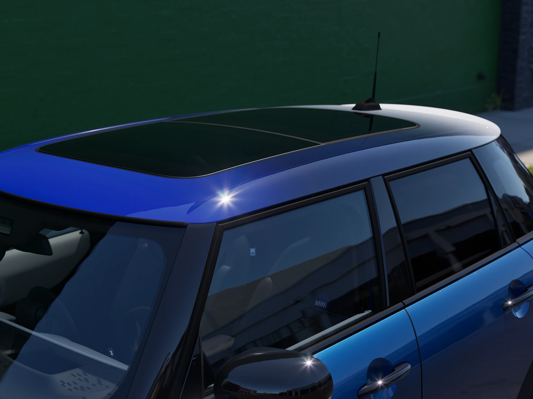 Piecdurvju MINI Cooper tuvplāns ar fokusu uz daudztoņu jumtu Blue krāsā.