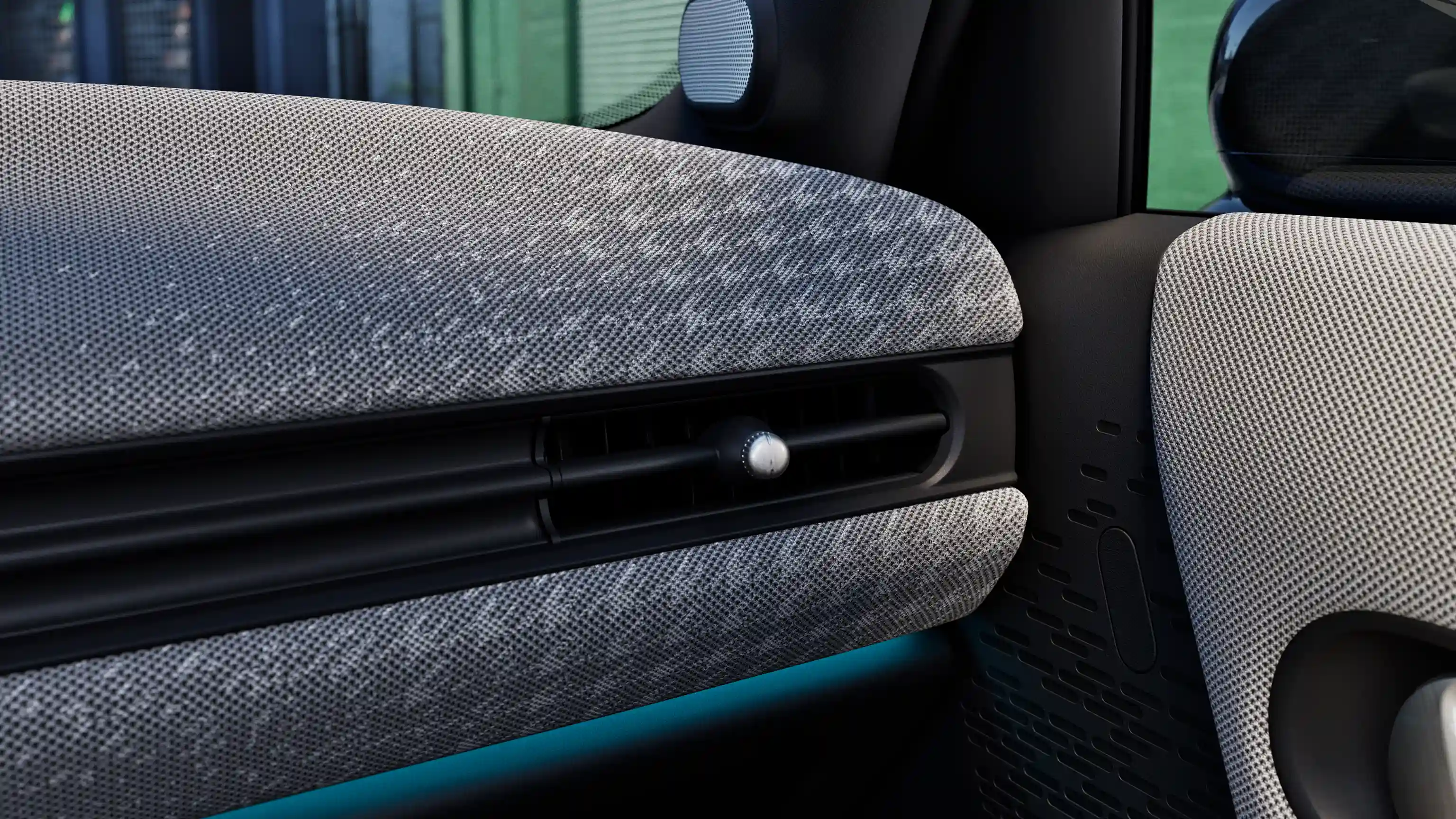 MINI Cooper 5-Door paneļa tuvplāns ar zilo ambientā apgaismojuma gaismu