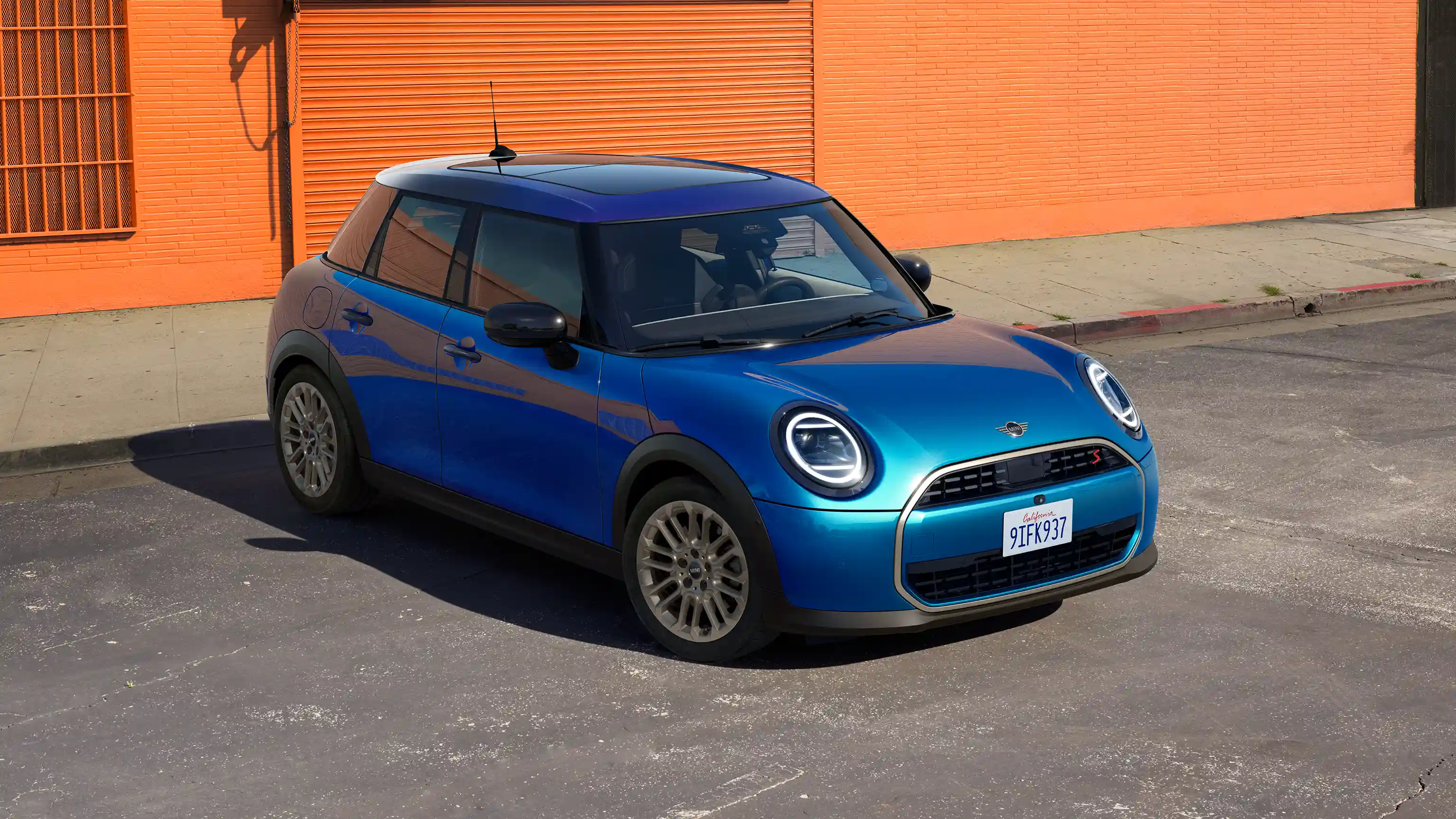 Piecdurvju MINI Cooper – virsbūve