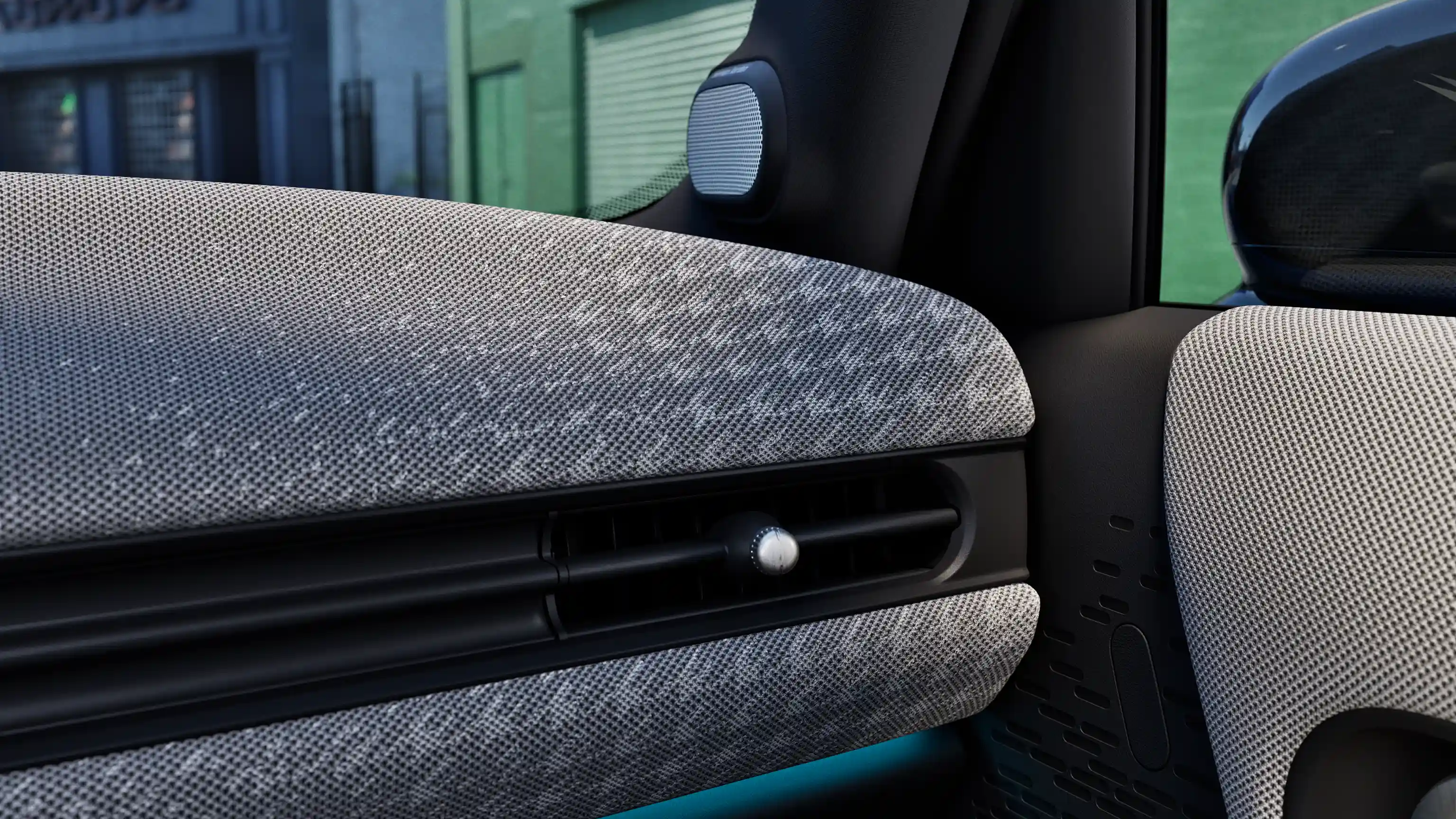 MINI Cooper 5-Door priekšējais panelis ar zilu ambientā apgaismojuma efektu