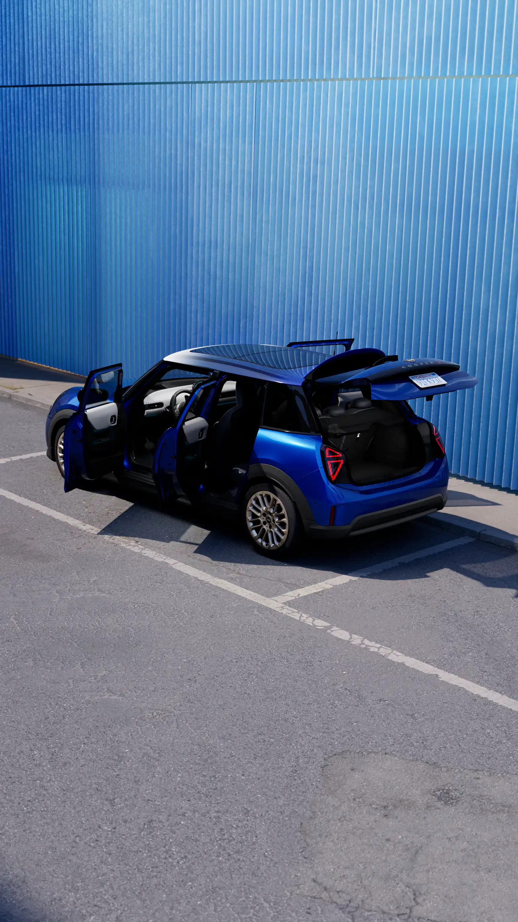 Piecdurvju MINI Cooper – atvērtas durvis
