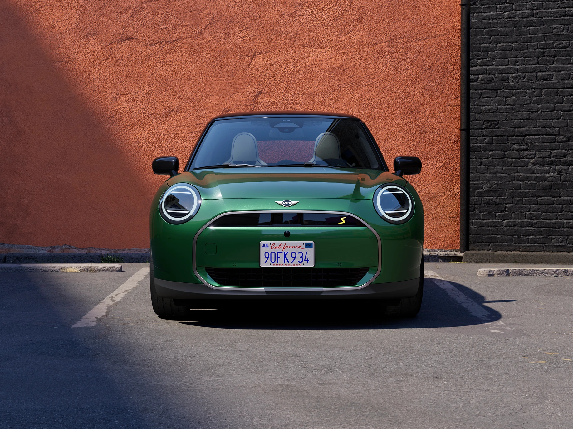 Pilnībā elektriskais MINI Cooper British Racing Green krāsā ar melnu jumtu, priekšskats.