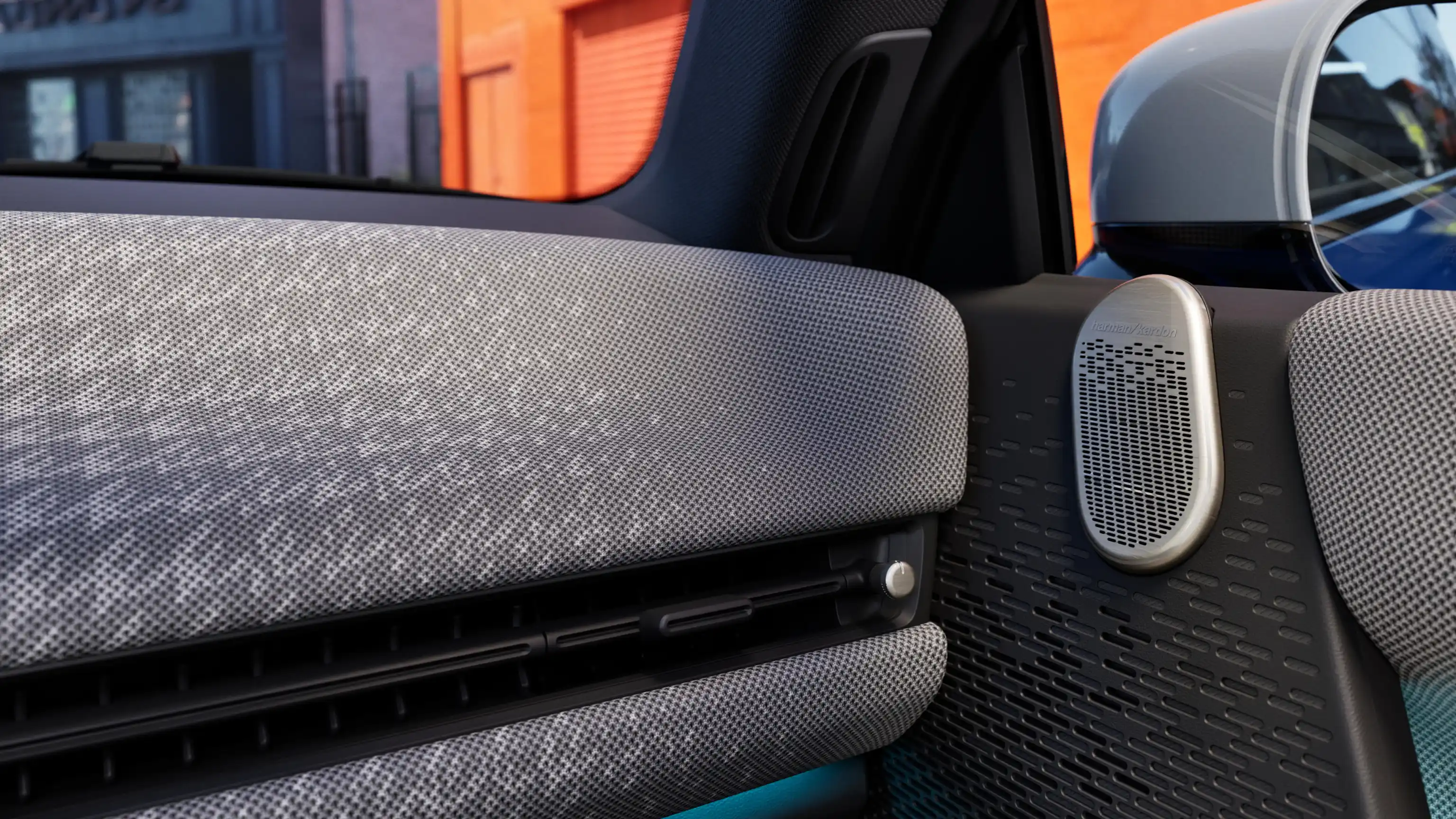 Pilnībā Elektriskais MINI Cooper ekrāna skats ar redzamu navigāciju