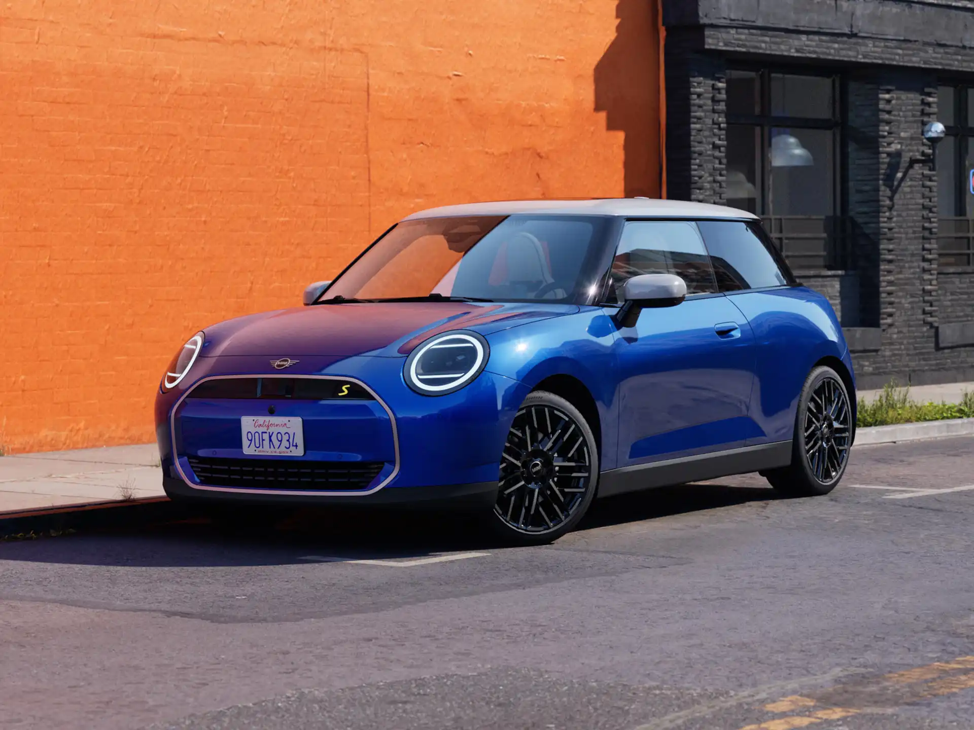 Video ar Pilnībā Elektriskais MINI Cooper eksterjera un interjera detaļām. Kamera pārslīd pār paneļiem, izceļot dizaina elementus.