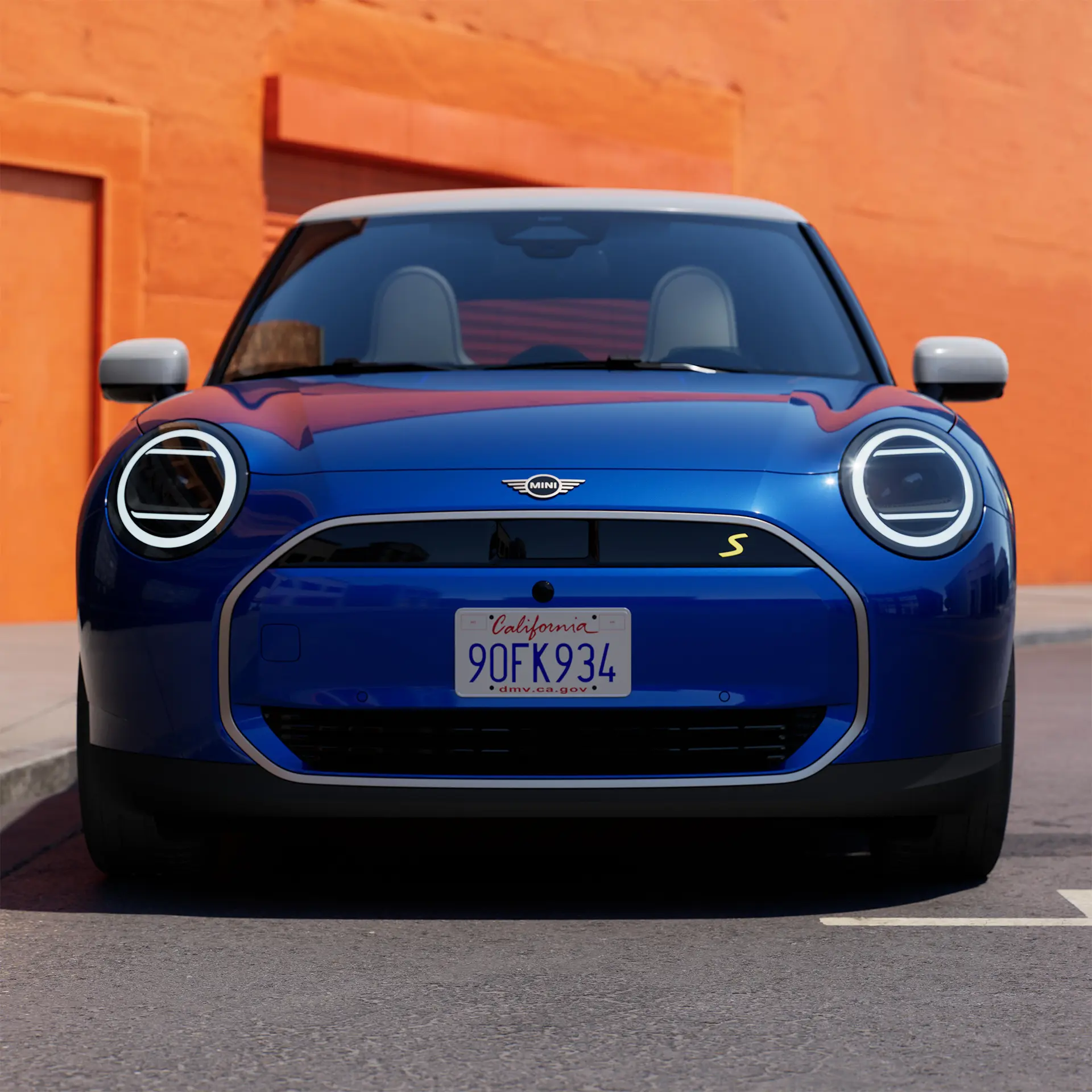 Pilnībā Elektriskais MINI Cooper priekšējā daļas tuvplāns ar dizaina elementiem, priekšējiem lukturiem un diskiem