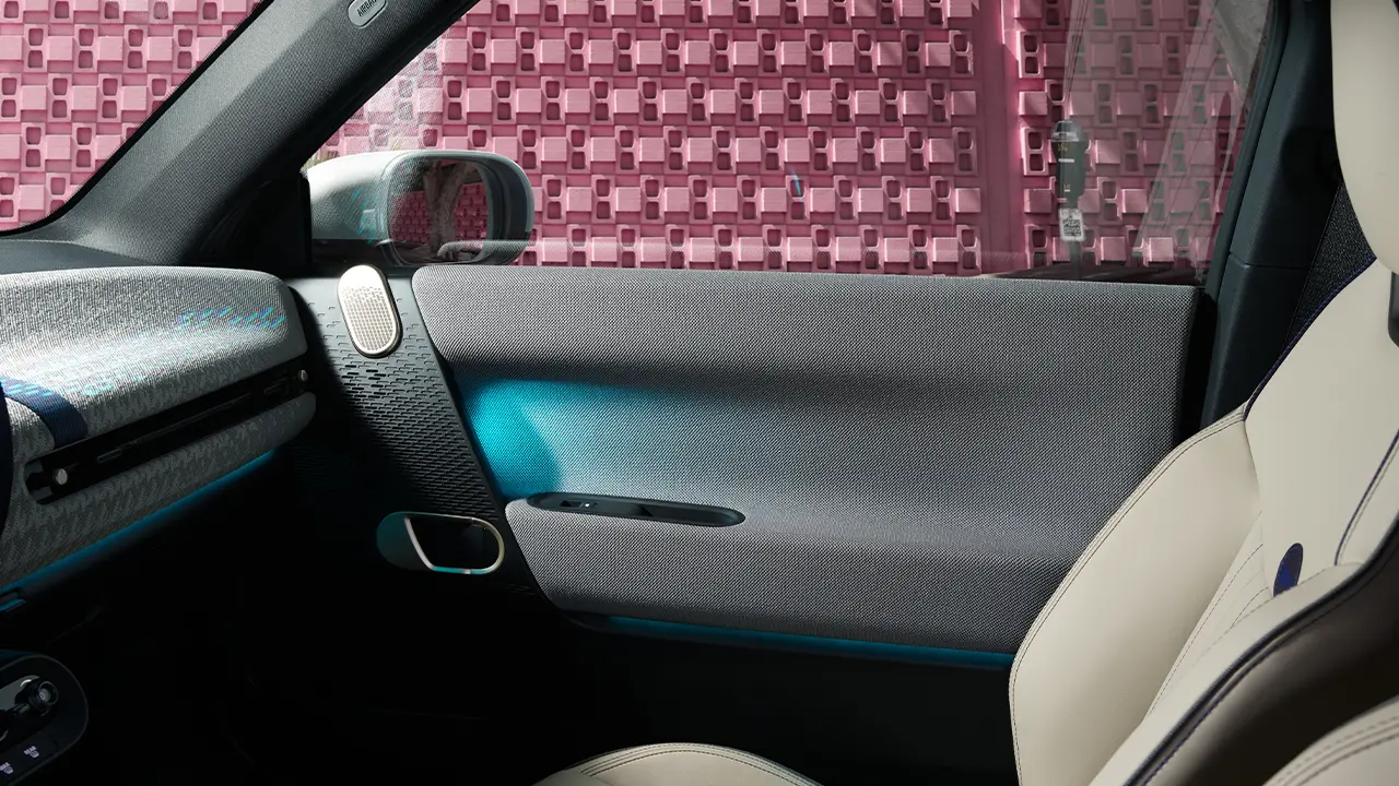 Pilnībā Elektriskais MINI Cooper interjers ar priekšējiem sēdekļiem Nightshade Blue Vescin apdarē