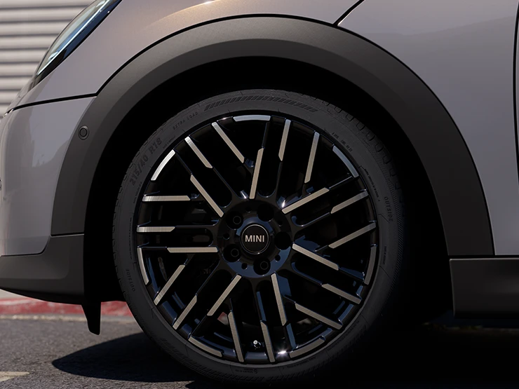 Detalizēts skats uz MINI Cooper Convertible Copper Grey krāsā ar Night Flash Spoke divtoņu diskiem.