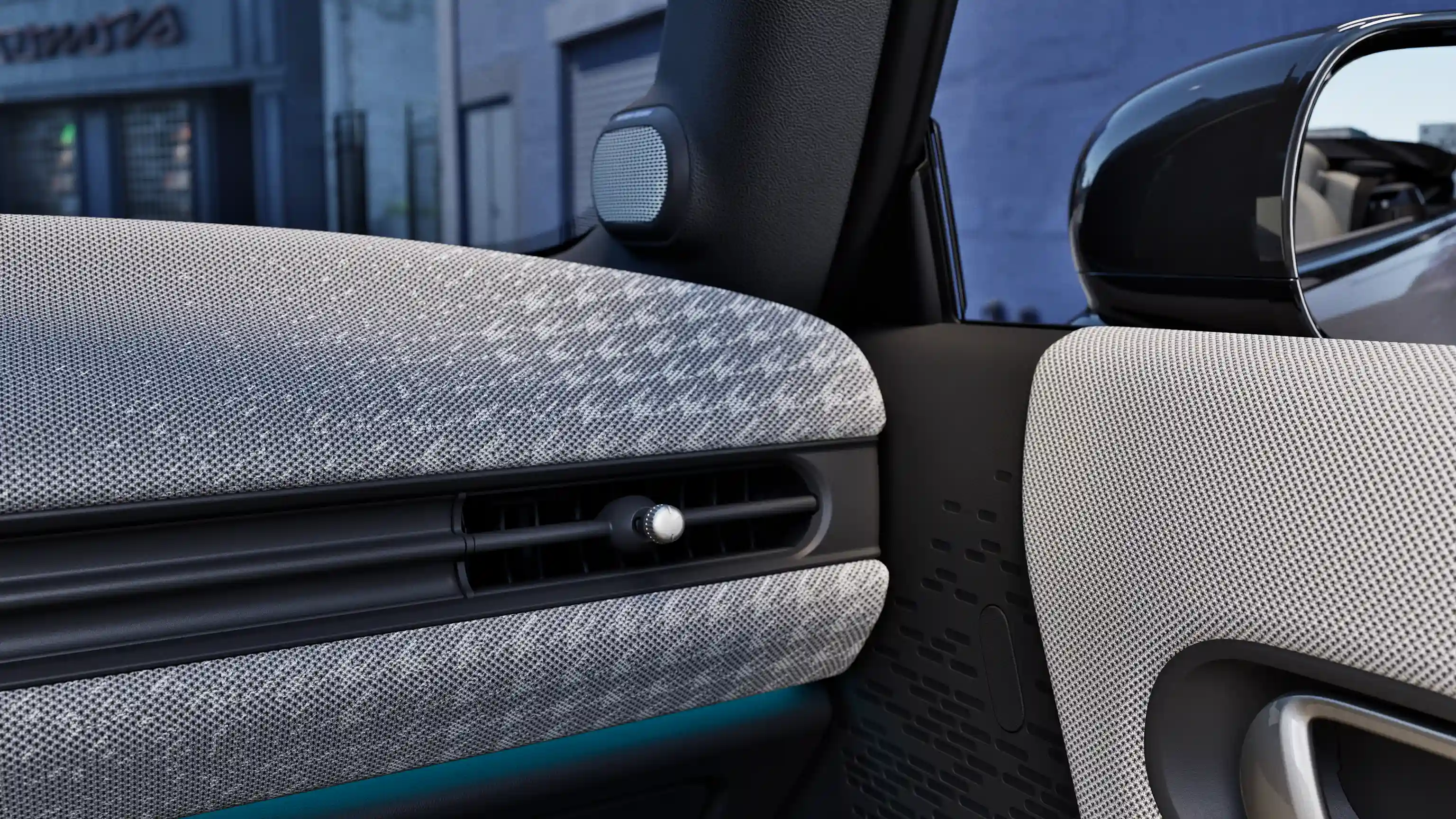 MINI Cooper Convertible priekšējā paneļa tuvplāns ar ambientu apgaismojumu