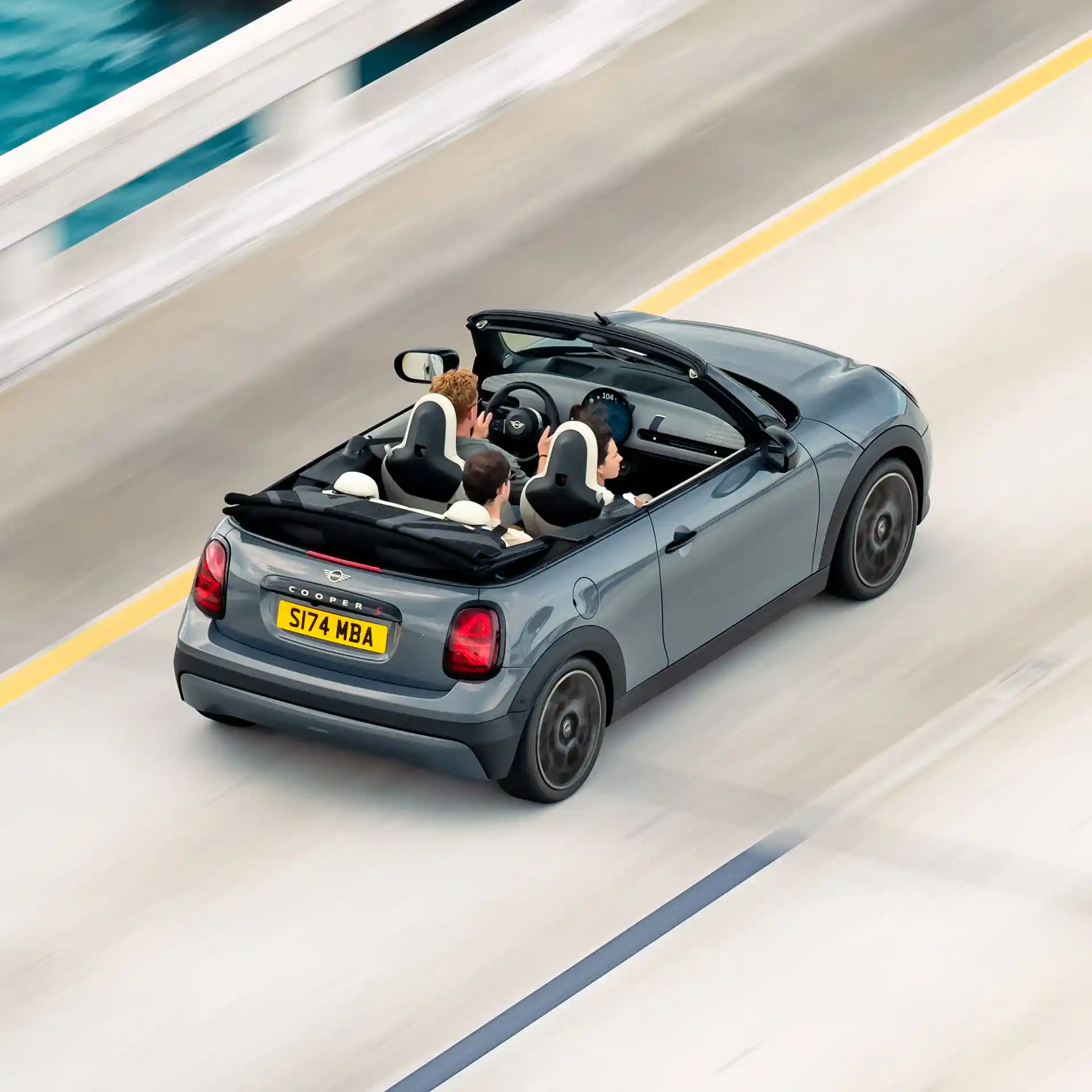 MINI Cooper Convertible aizmugures skats no augšas, braucot pa ielu