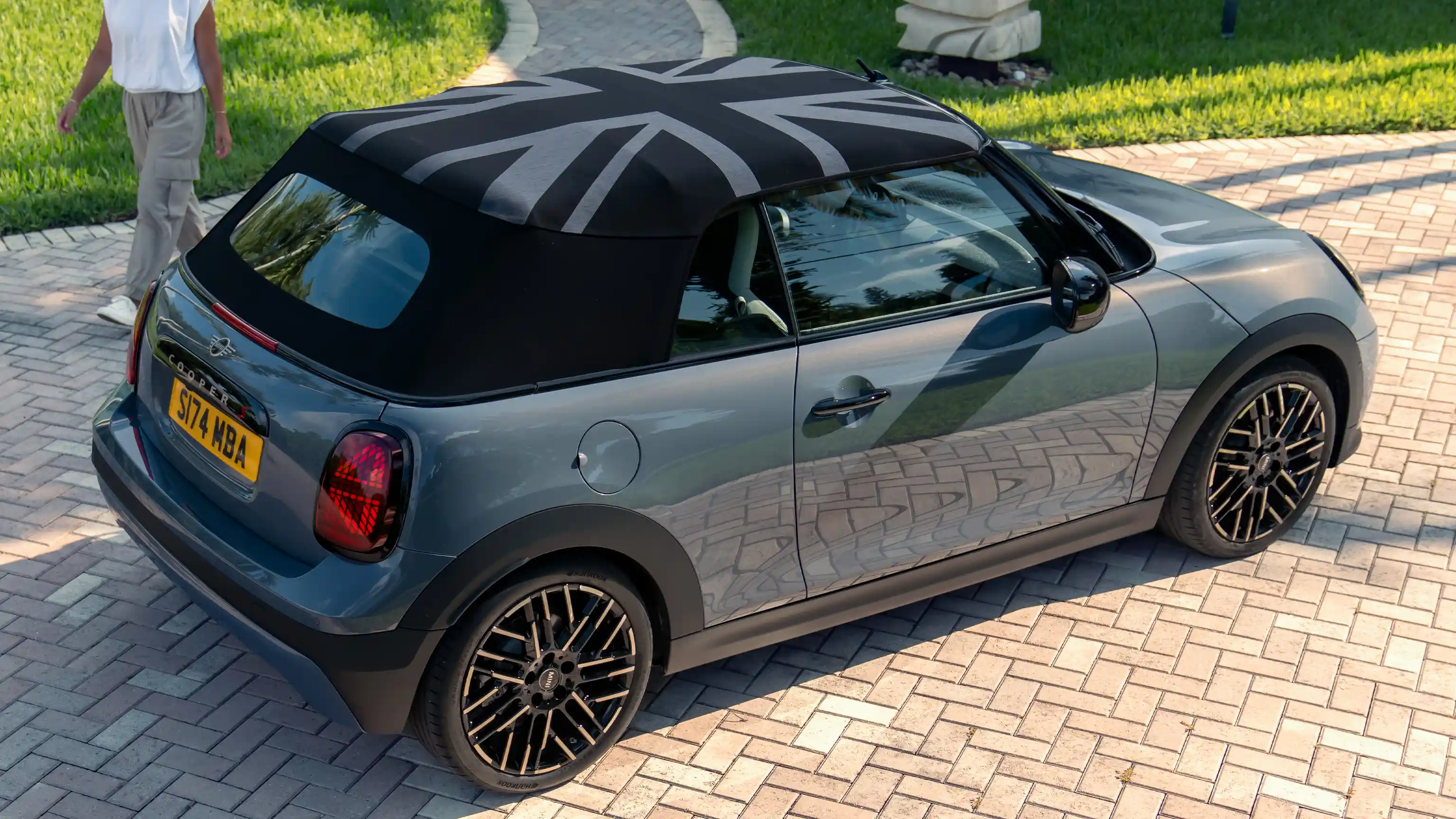 MINI Cooper Convertible skats no augšas sāna pusē Copper Grey krāsā ar MINI Yours jumtu