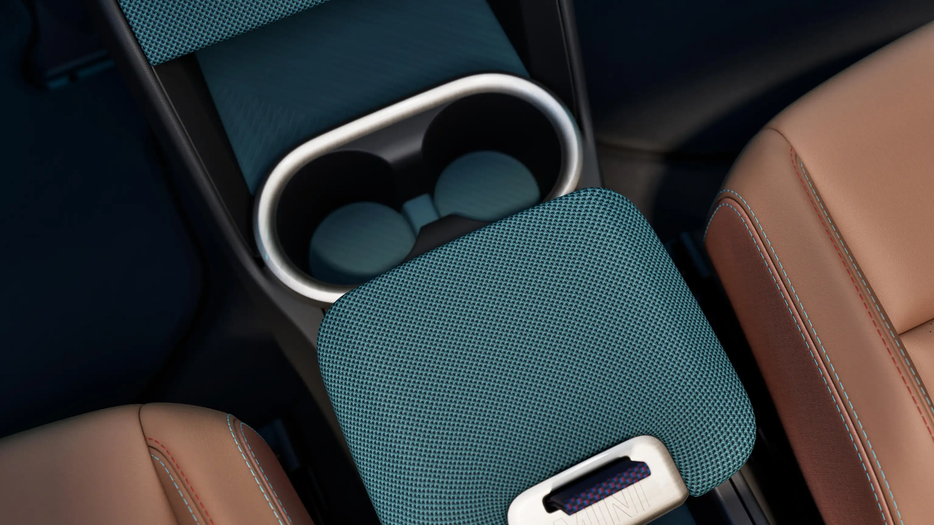 Skats no augšas – pilnībā elektriskā MINI Countryman priekšējais panelis