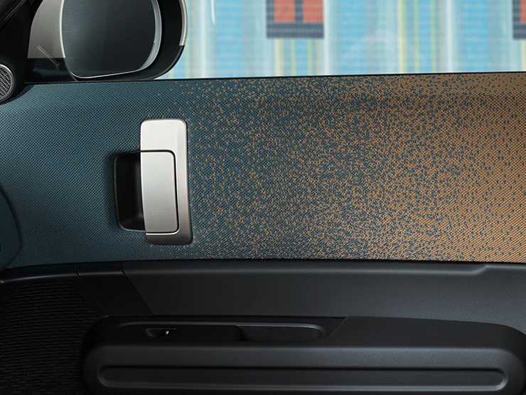 Pilnībā elektriskā MINI Countryman salona dizaina tuvplāns ar akcentu uz durvīm un instrumentu paneli.