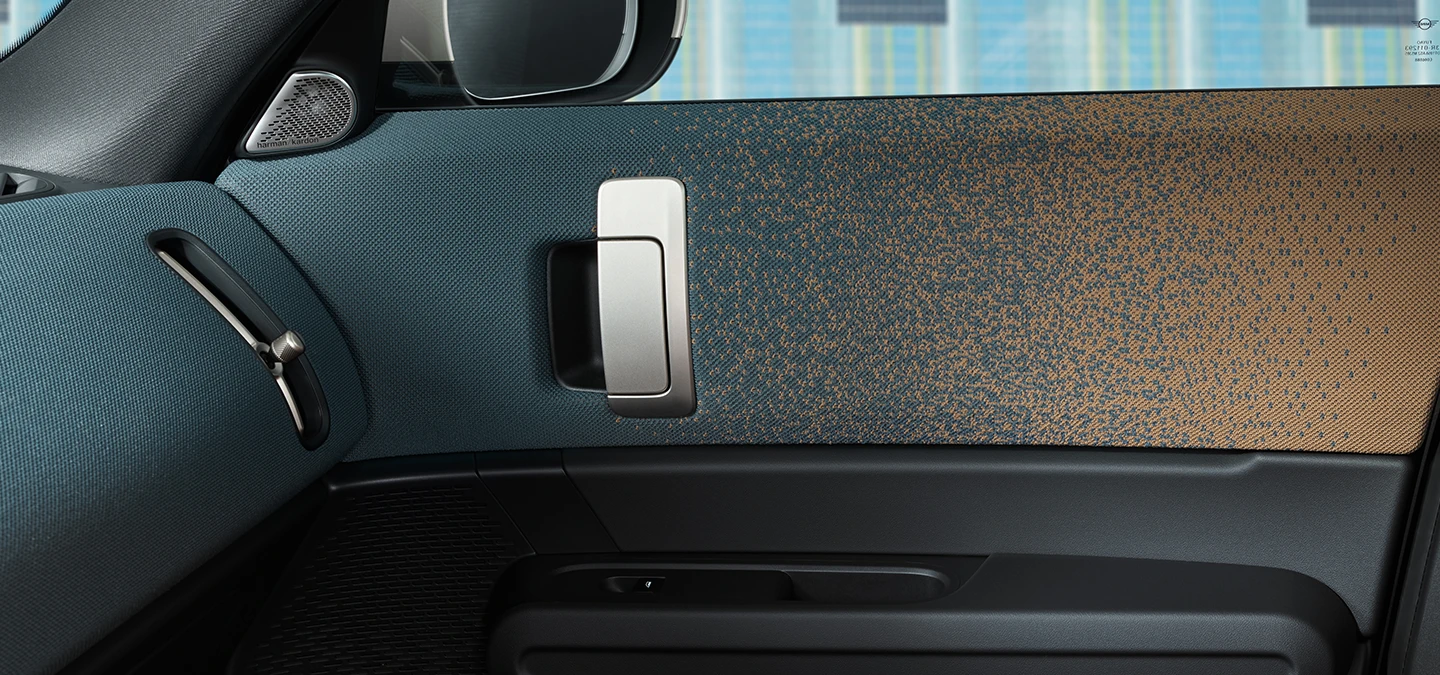 Pilnībā elektriskā MINI Countryman salona dizaina tuvplāns ar akcentu uz durvīm un instrumentu paneli.