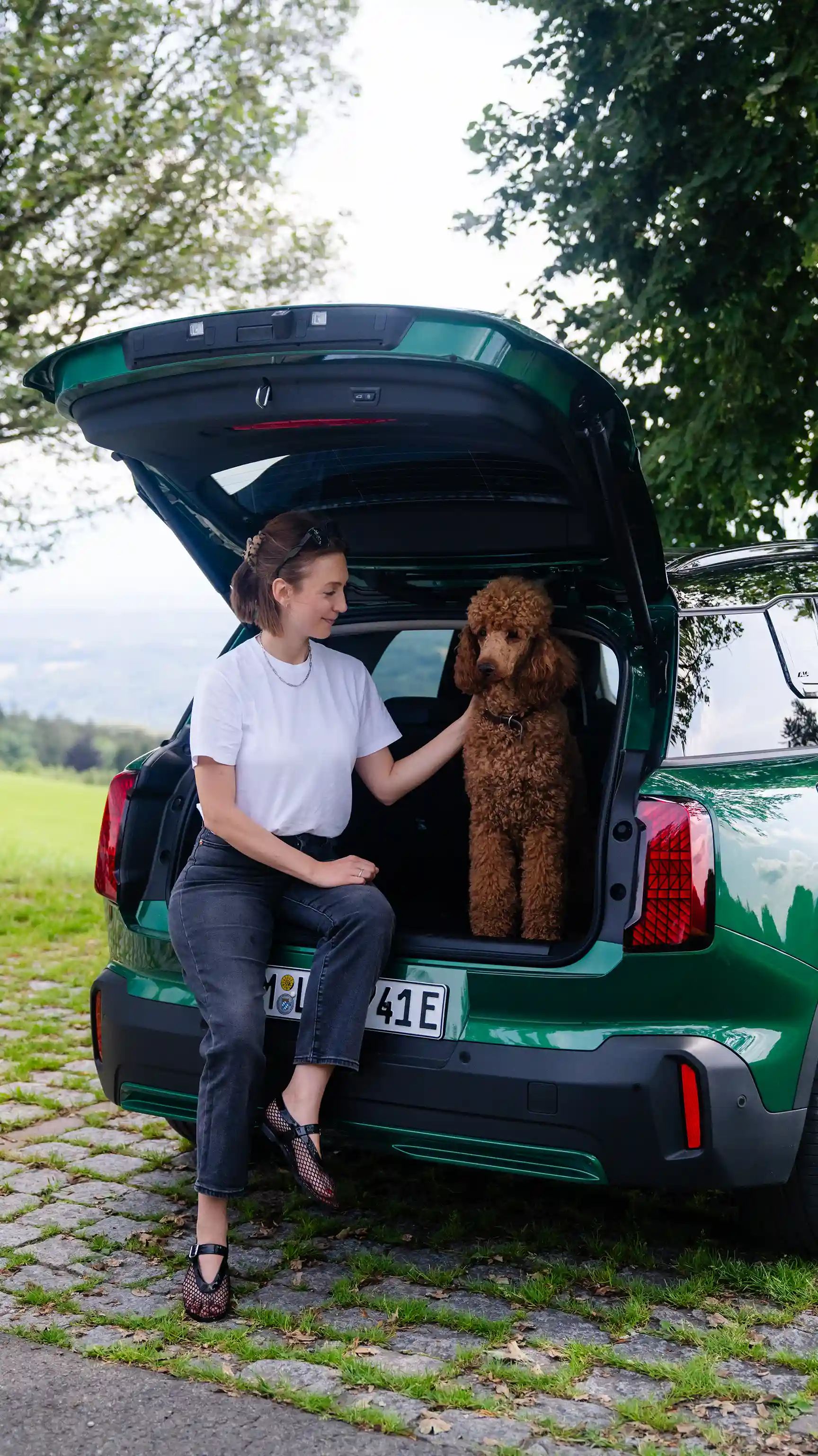 Pilnībā elektriskais MINI Countryman – suns bagāžas nodalījumā