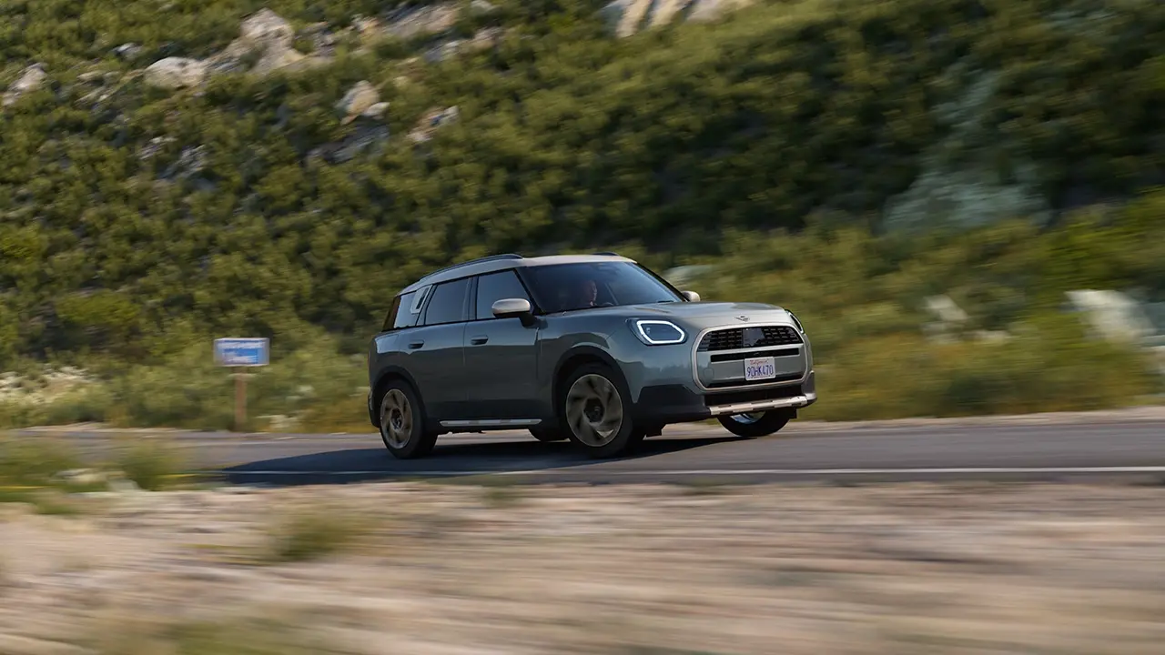 MINI Countryman Smokey Green krāsā ar Favoured Style, braucot bezceļa apstākļos
