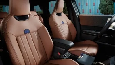 MINI Countryman panorāmas skats ar Favoured Style Vintage Brown Vescin sēdekļiem – no priekšējiem līdz aizmugurējiem sēdekļiem