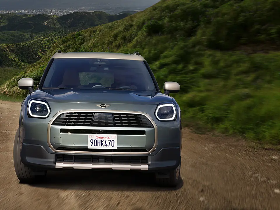 MINI Countryman – virsbūve – pretskats uz zemes ceļa