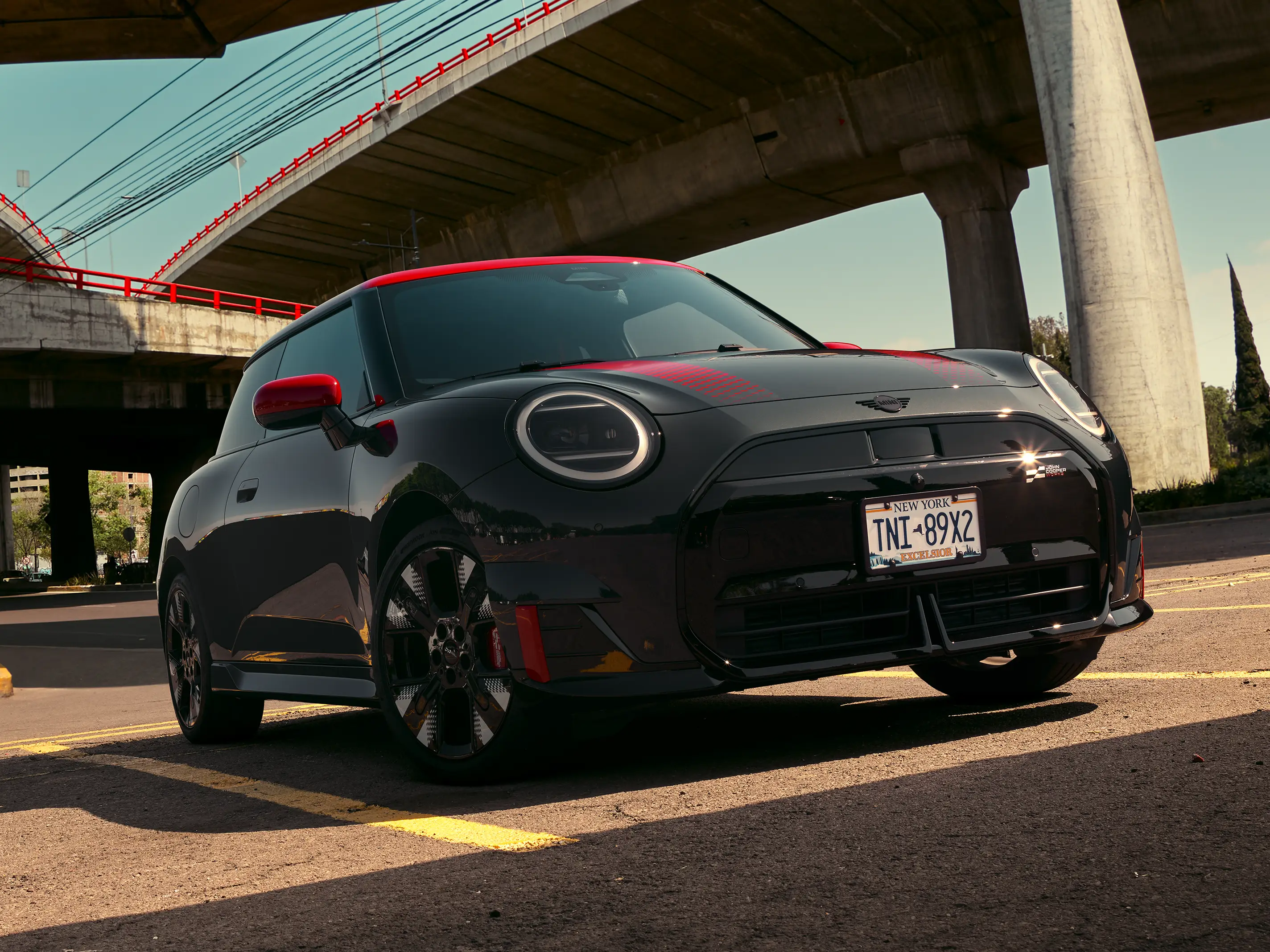 MINI John Cooper Works – J01 JCW sānskats