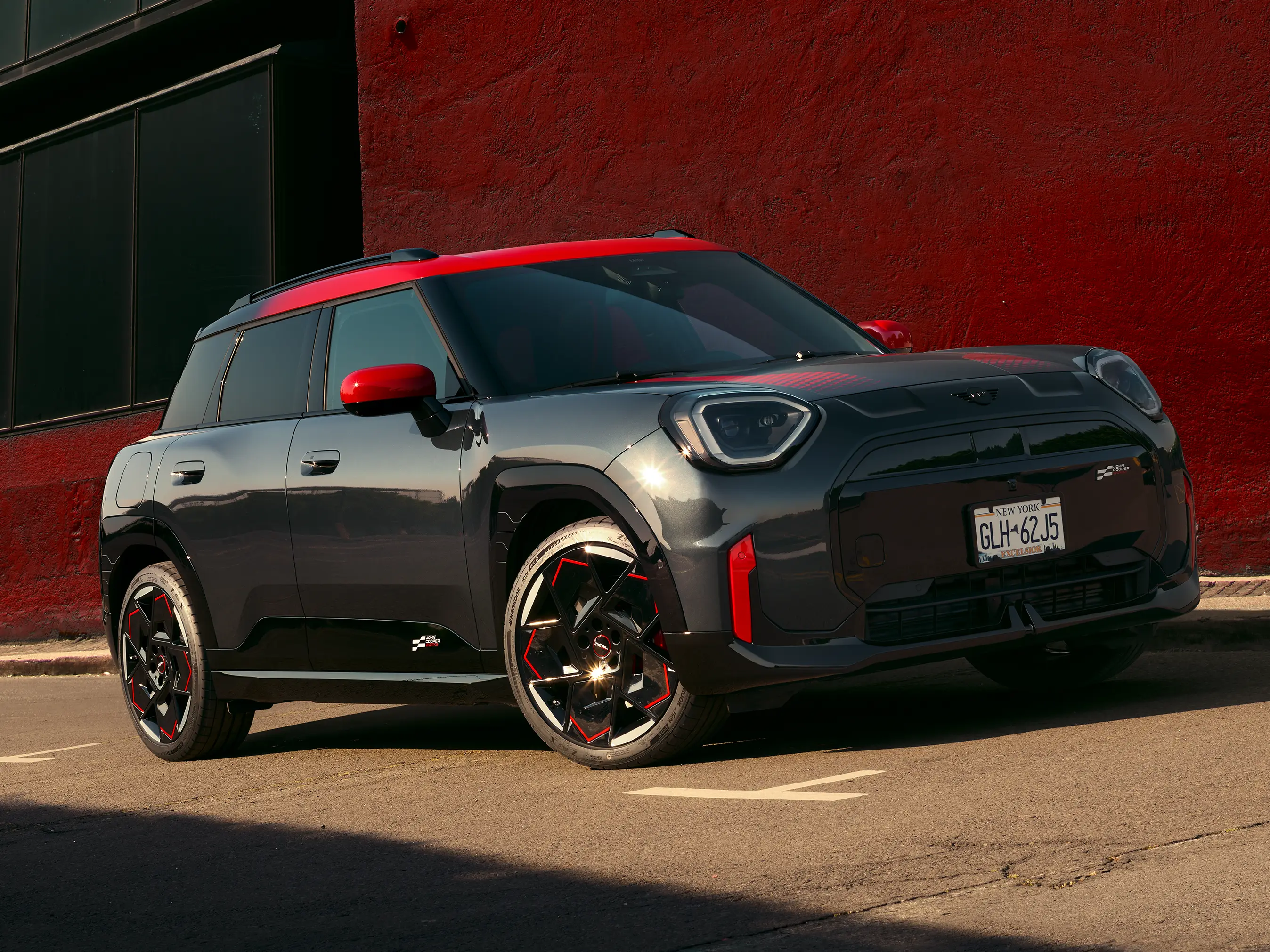 MINI John Cooper Works – J05 JCW sānskats