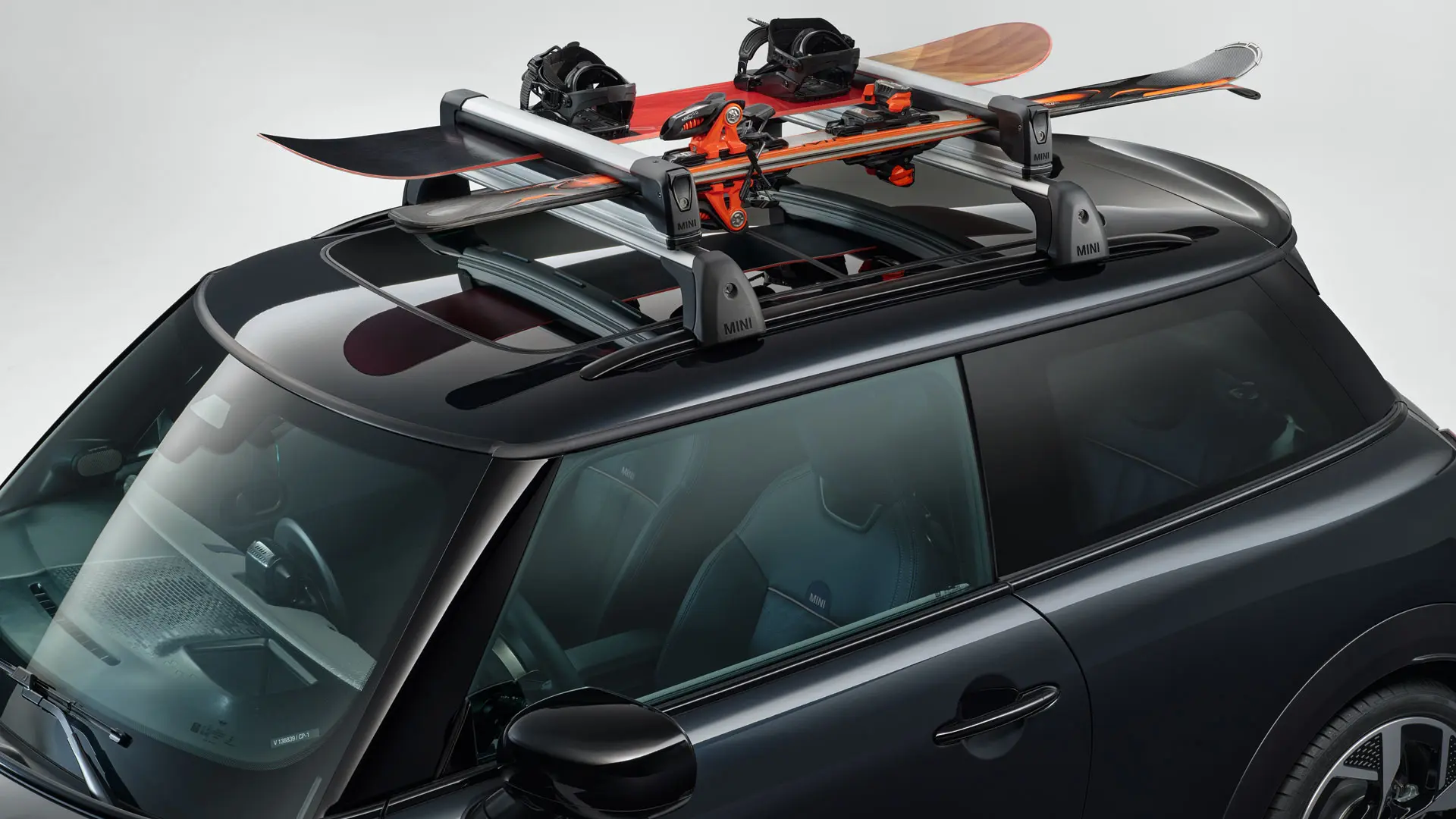 MINI slēpju un sniega dēļu turētājs