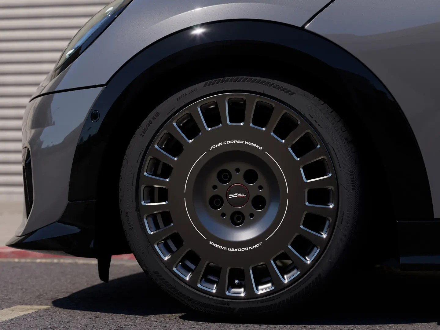 Tuvplāna skats uz Frozen Midnight Grey krāsas MINI JCW 18 collu Rallye Spoke 964 diska dimanta frēzējumiem.