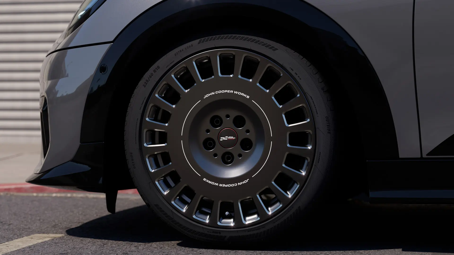 Tuvplāna skats uz Frozen Midnight Grey krāsas MINI JCW 18 collu Rallye Spoke 964 diska dimanta frēzējumiem.