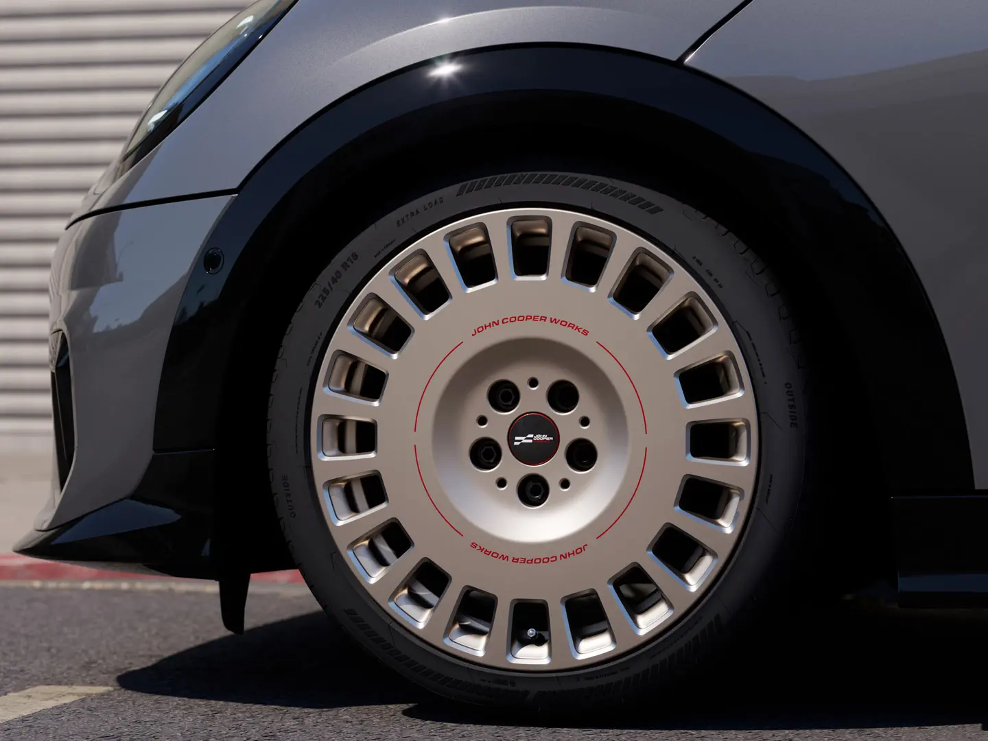 MINI JCW 18 collu Rallye Spoke 964 vieglmetāla diski Vibrant Silver krāsā ar dimanta frēzējumu apdari, kas aprīkoti ar apstiprinātām riepām ar zvaigznes marķējumu.