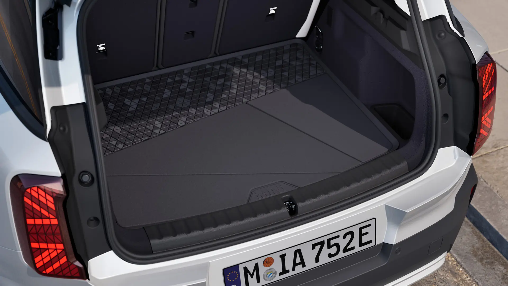 Melns, precīza izmēra MINI bagāžas nodalījuma paklājiņš ar augstu visaptverošu malu, kas aizsargā pret netīrumiem un mitrumu.