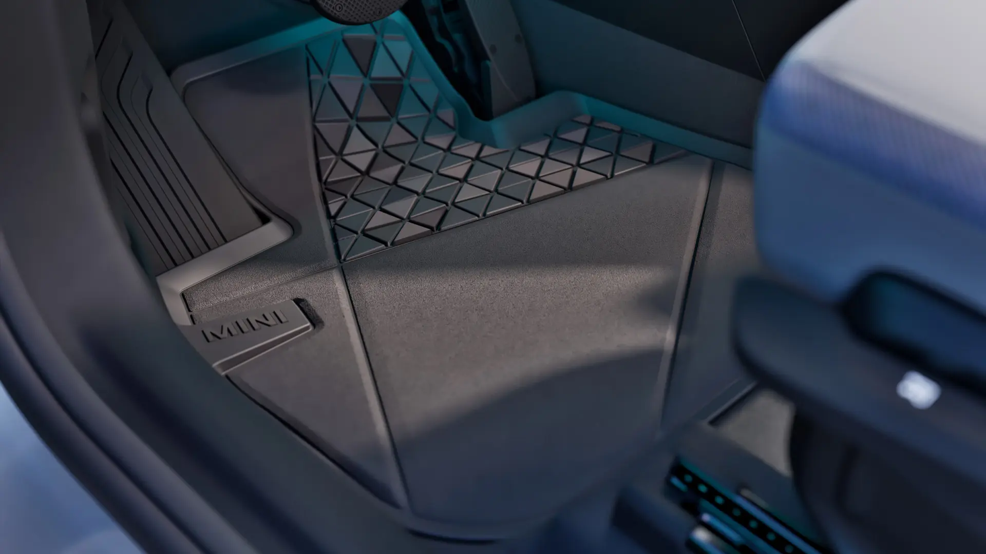 Precīza izmēra, izturīgs, melns MINI visu sezonu paklājiņš ar MINI logotipu.