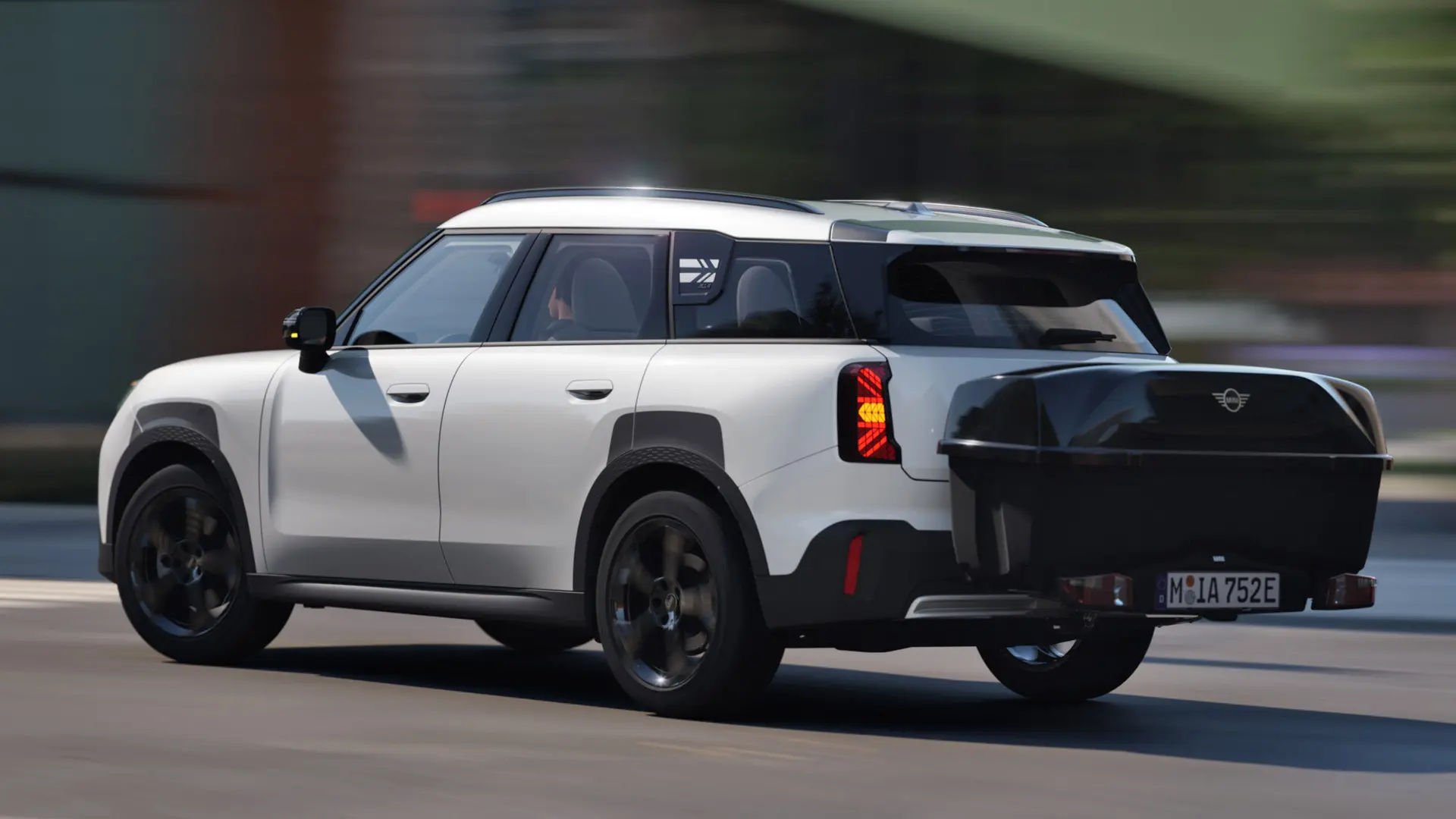 Aizmugures sānskats uz MINI Aceman Nanuq White krāsā, kas aprīkots ar MINI aizmugurējo velosipēdu turētāju un MINI aizmugurējo bagāžas kasti.