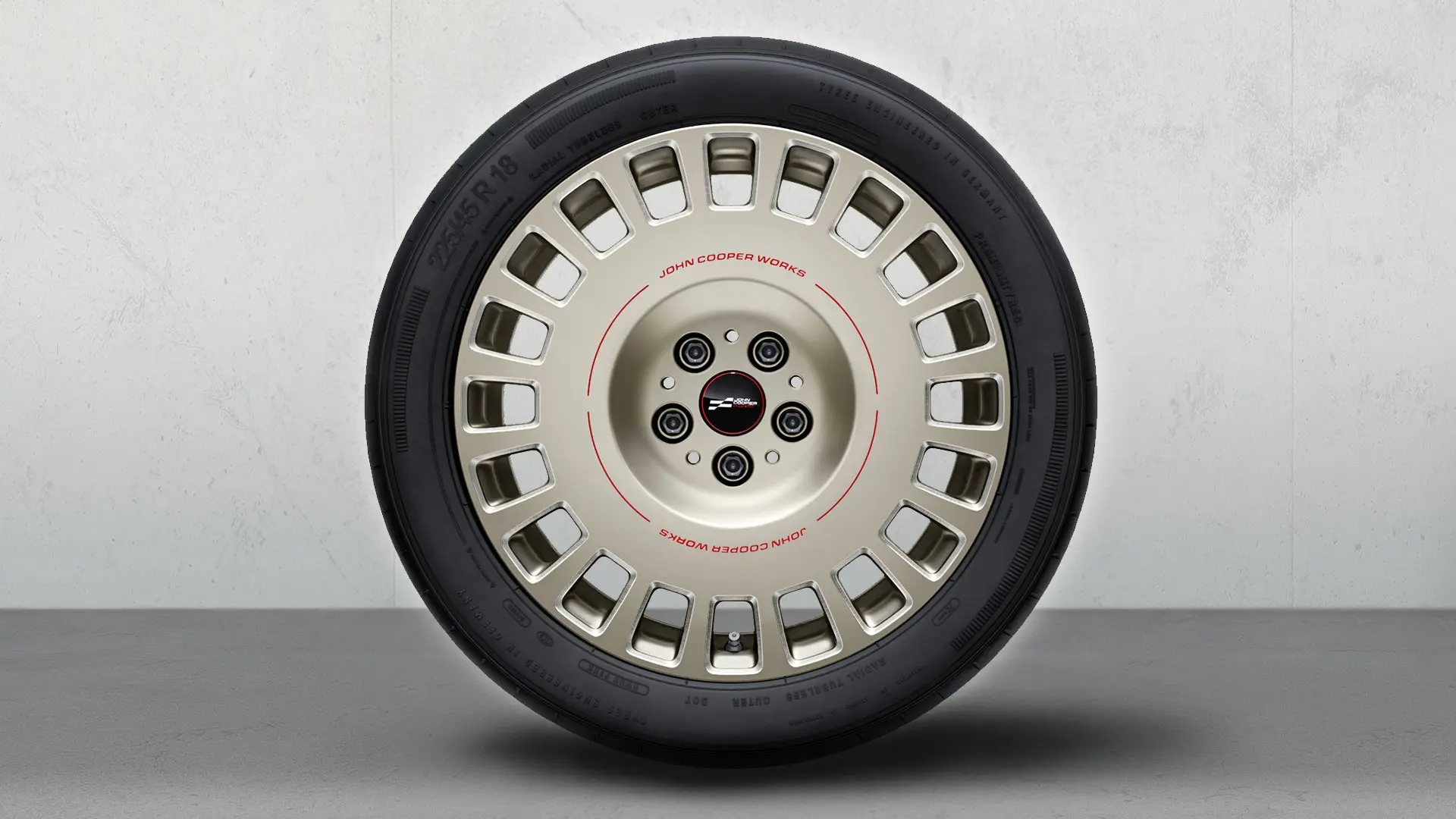 Tuvplāna skats uz 18 collu JCW Rallye Spoke 992 disku, kurā redzamas divtoņu dizaina detaļas Vibrant Silver krāsā un spīdīgi frēzējumi.