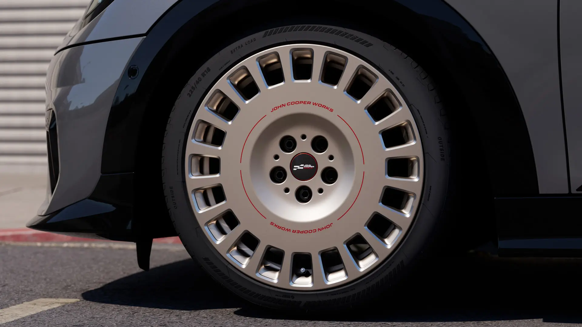 MINI JCW 18 collu Rallye Spoke 964 vieglmetāla disks Vibrant Silver krāsā ar robustāku, noslēgtu spieķu konstrukciju.