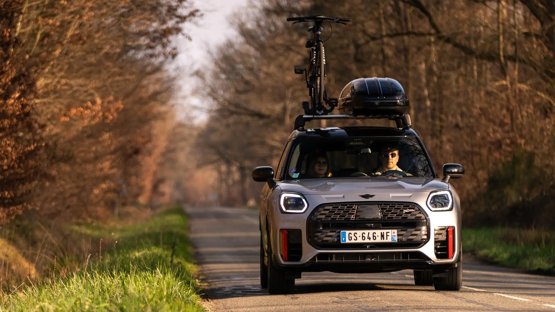 MINI Countryman ar jumta bagāžnieku uz ceļa.