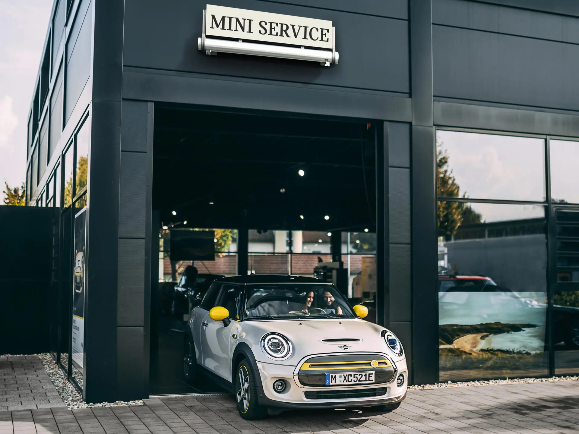 MINI izbrauc no MINI servisa centra.