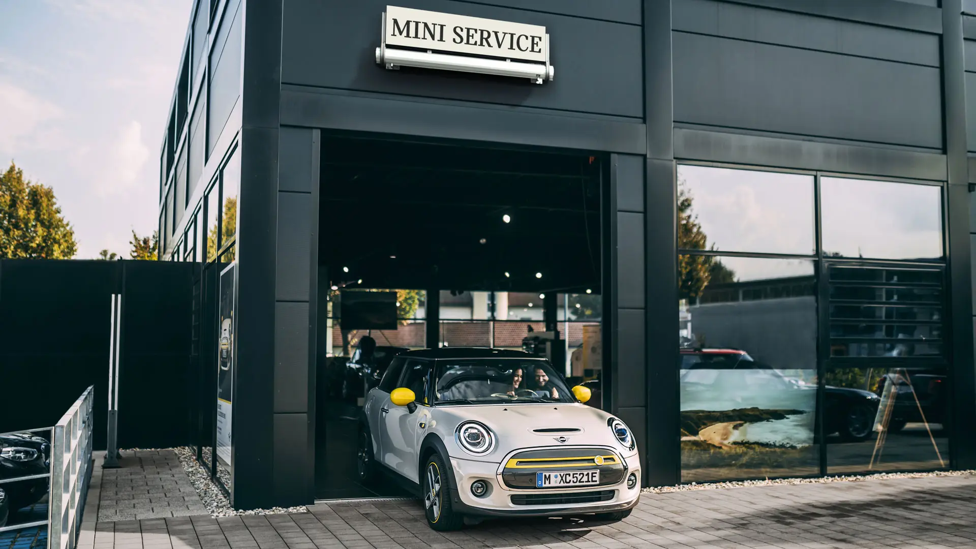 MINI izbrauc no MINI servisa centra.