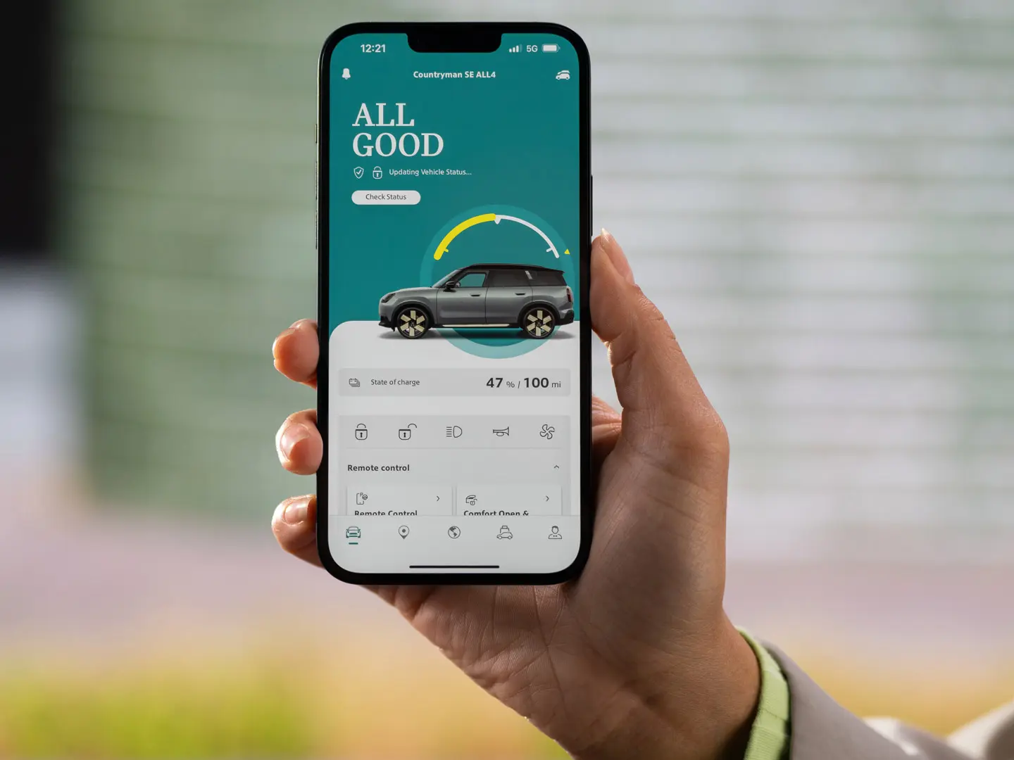 MINI lietotnes Remote Services attēlo pašreizējo uzlādes līmeni un prognozēto atlikušo nobraukuma rezervi.