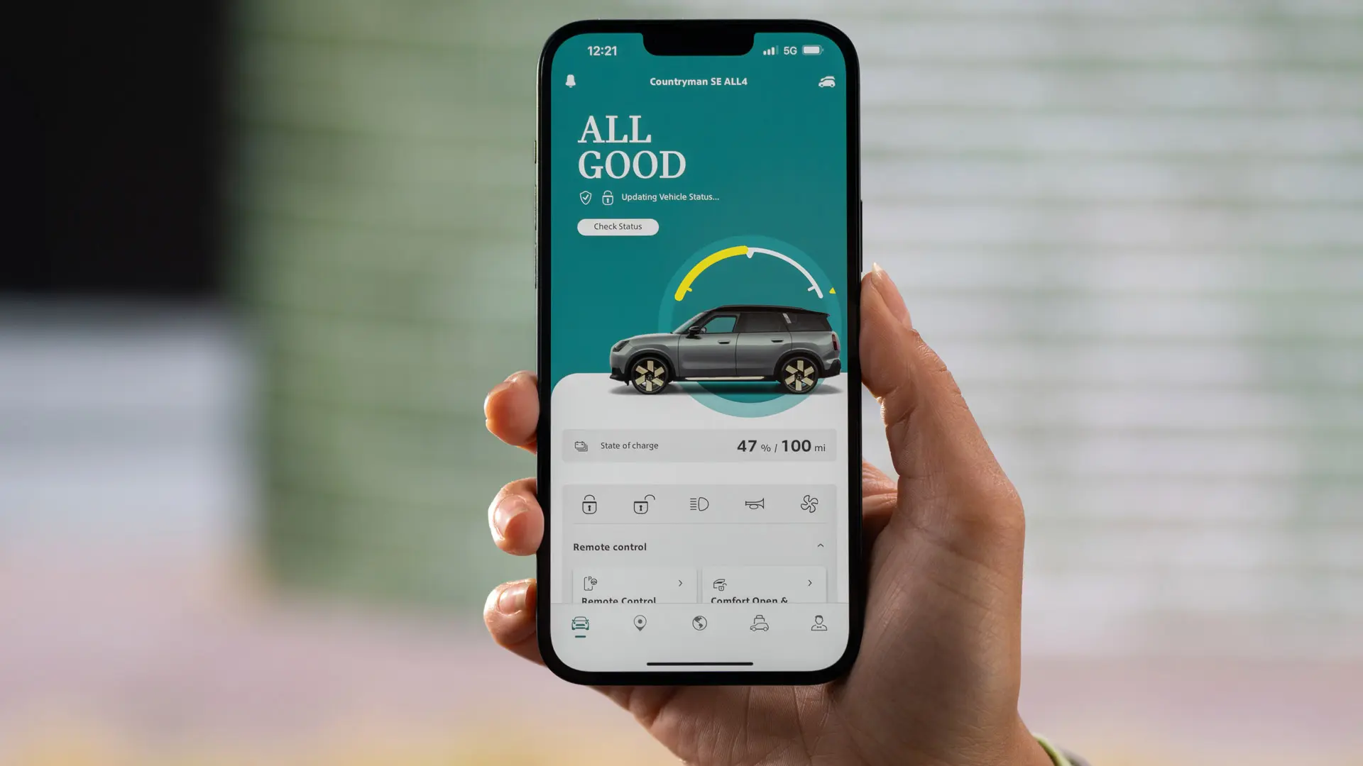 MINI lietotnes Remote Services attēlo pašreizējo uzlādes līmeni un prognozēto atlikušo nobraukuma rezervi.