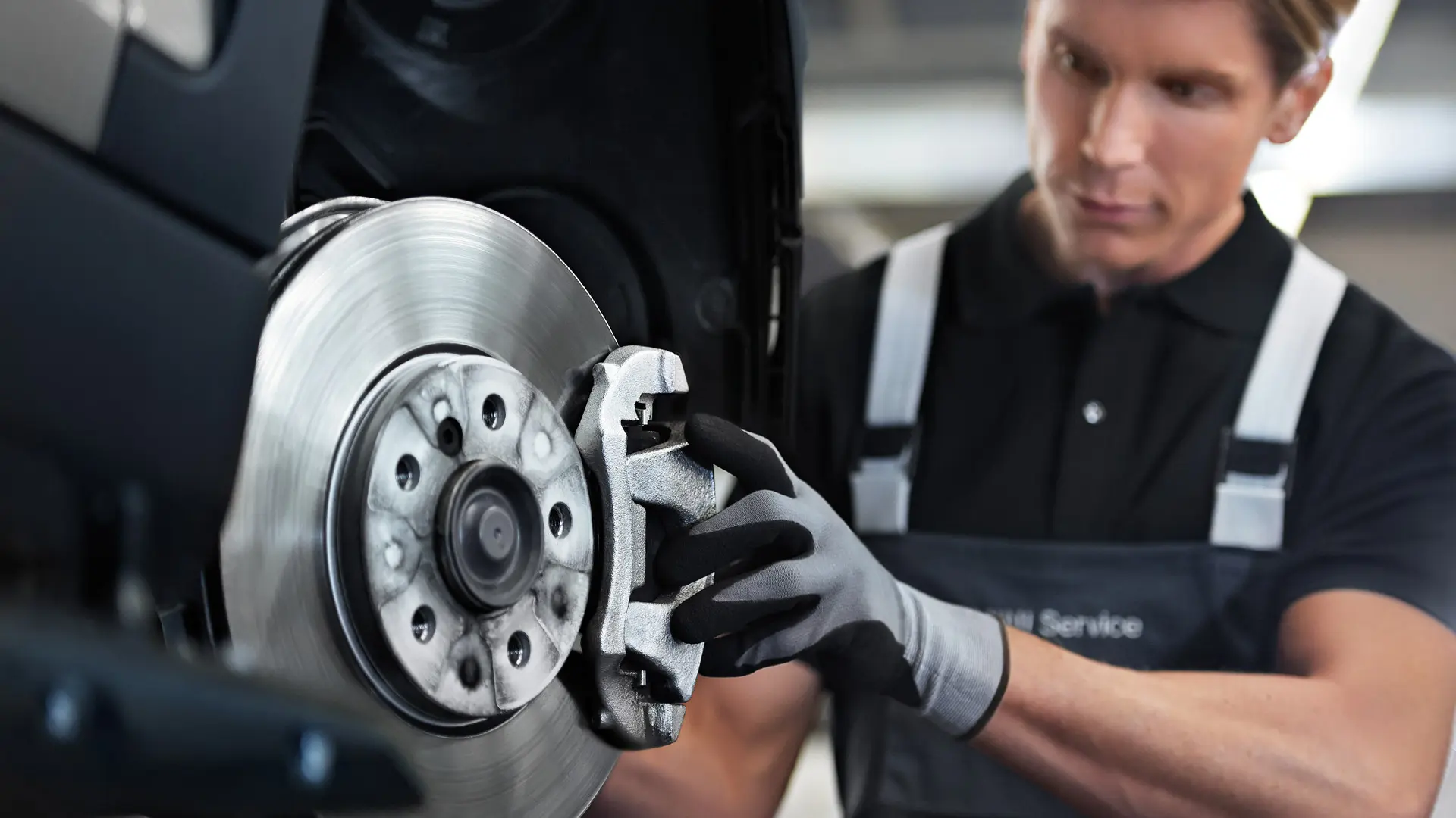 MINI darbinieks pārbauda bremzes