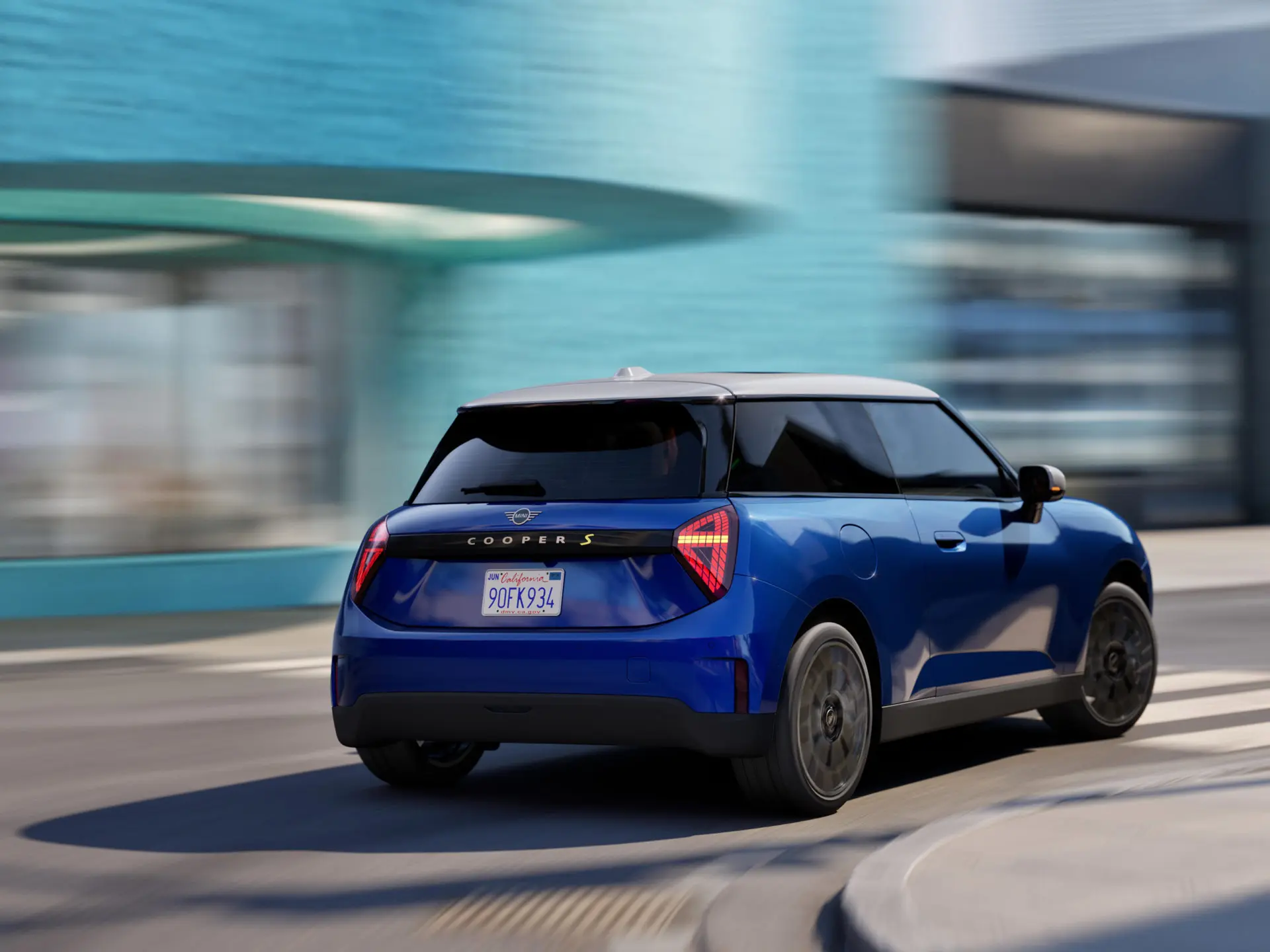 MINI Cooper dinamiski izbrauc pagriezienu.
