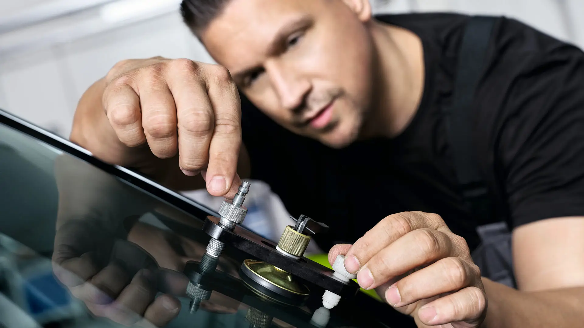 MINI darbinieks remontē vējstiklu.