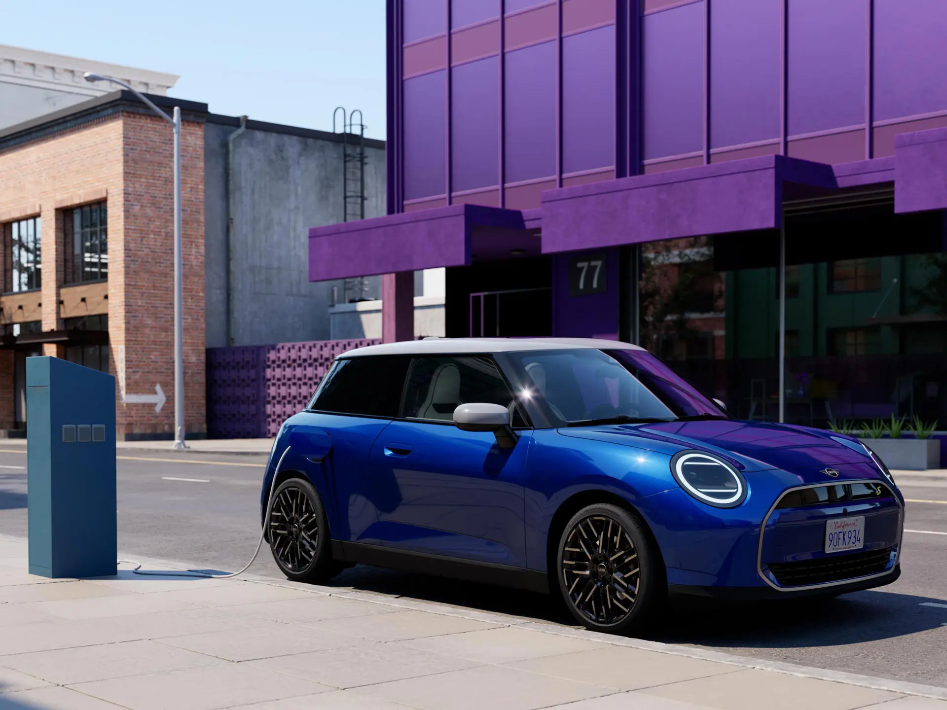 MINI Cooper uzlādes stacijā.