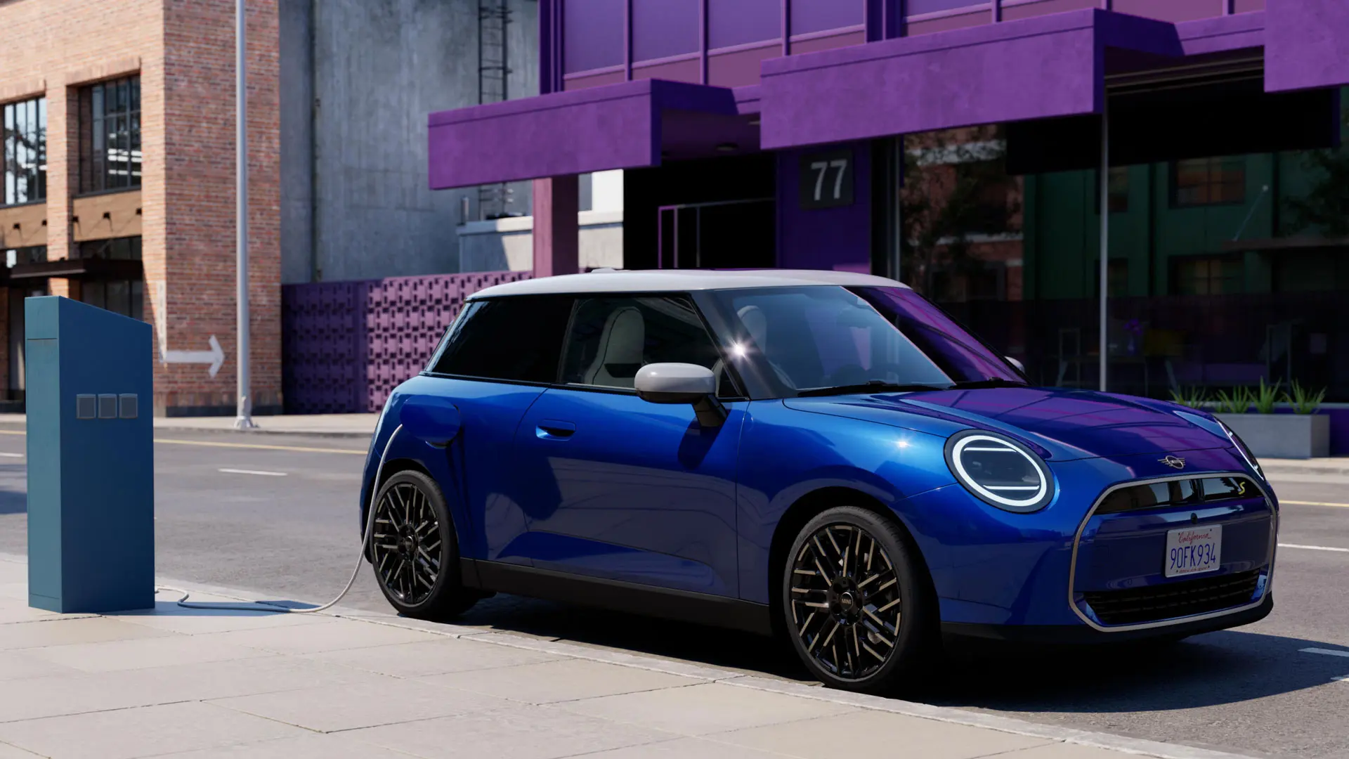 MINI Cooper uzlādes stacijā.