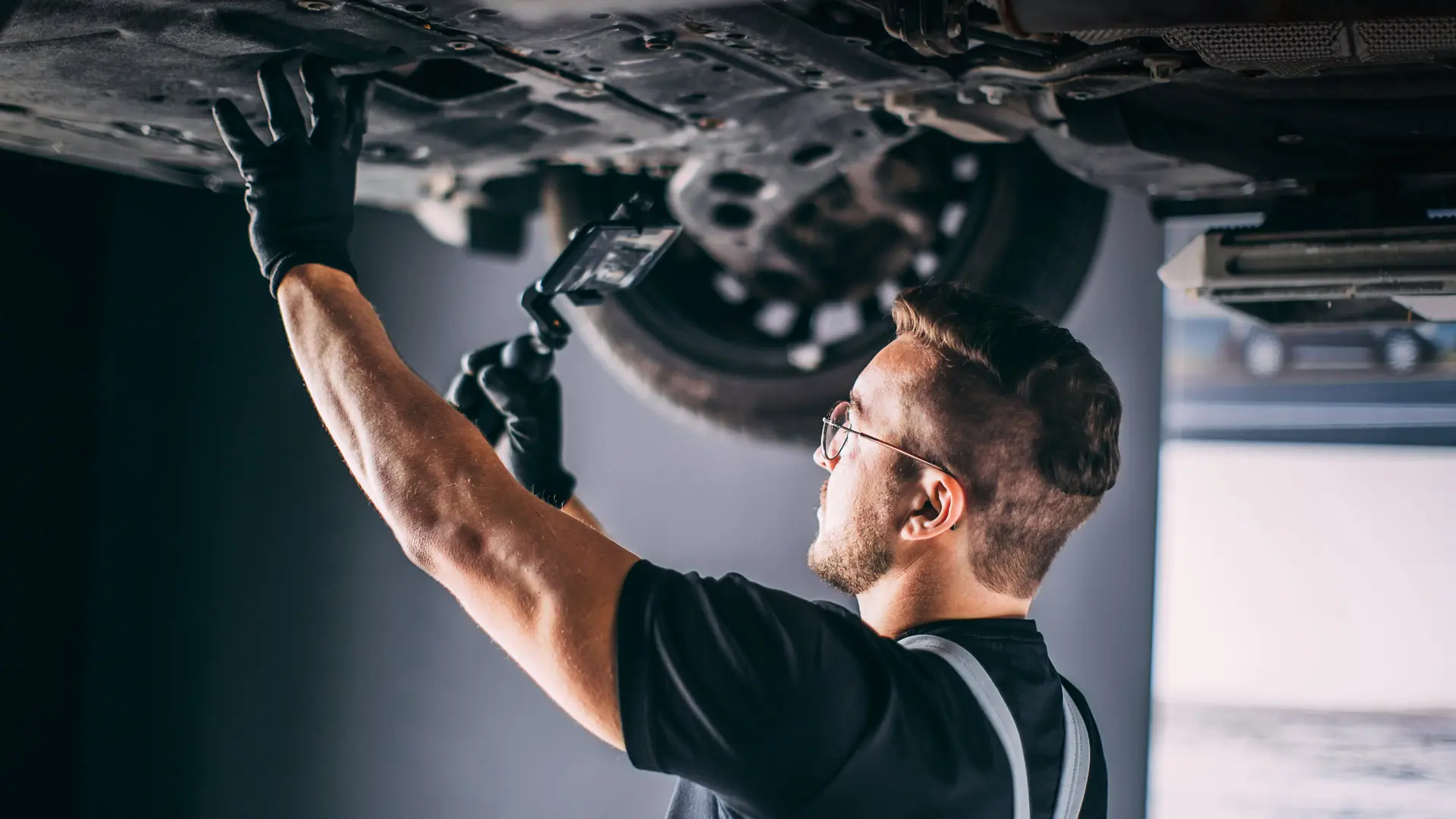 Automobiļa apakšpuses pārbaude